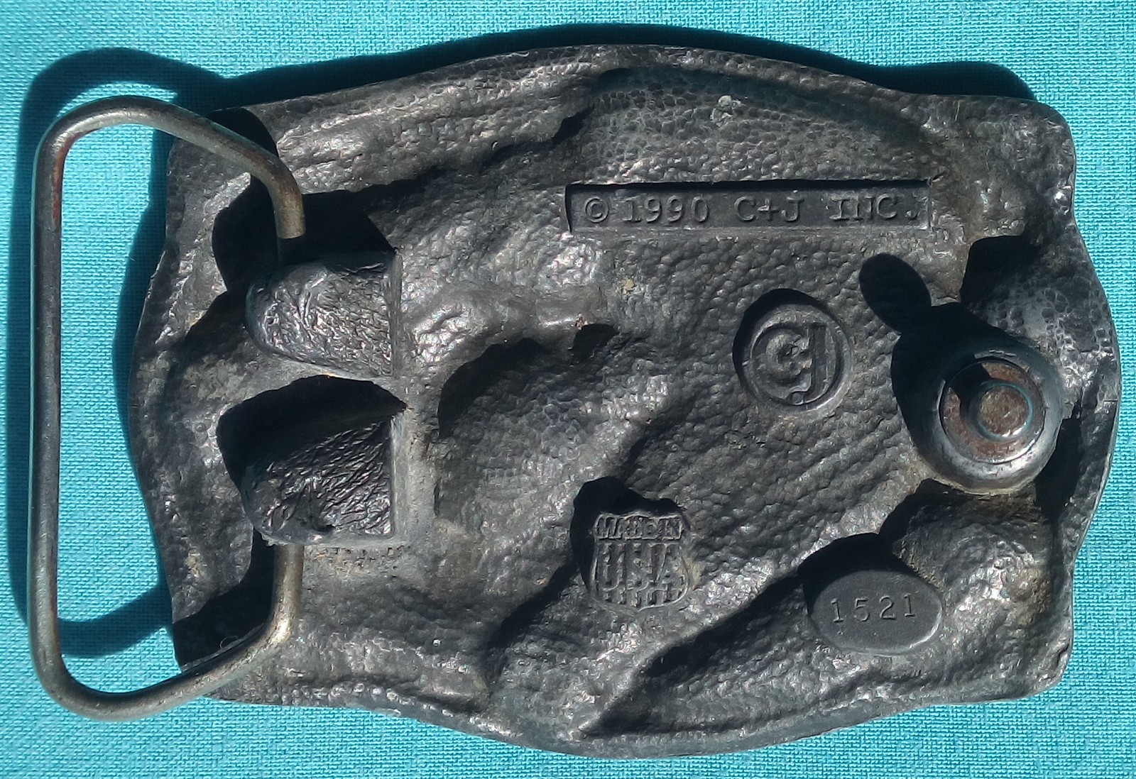 DARTS GAME BELT BUCKLE C+J INC 1990 DARTSBOARD
