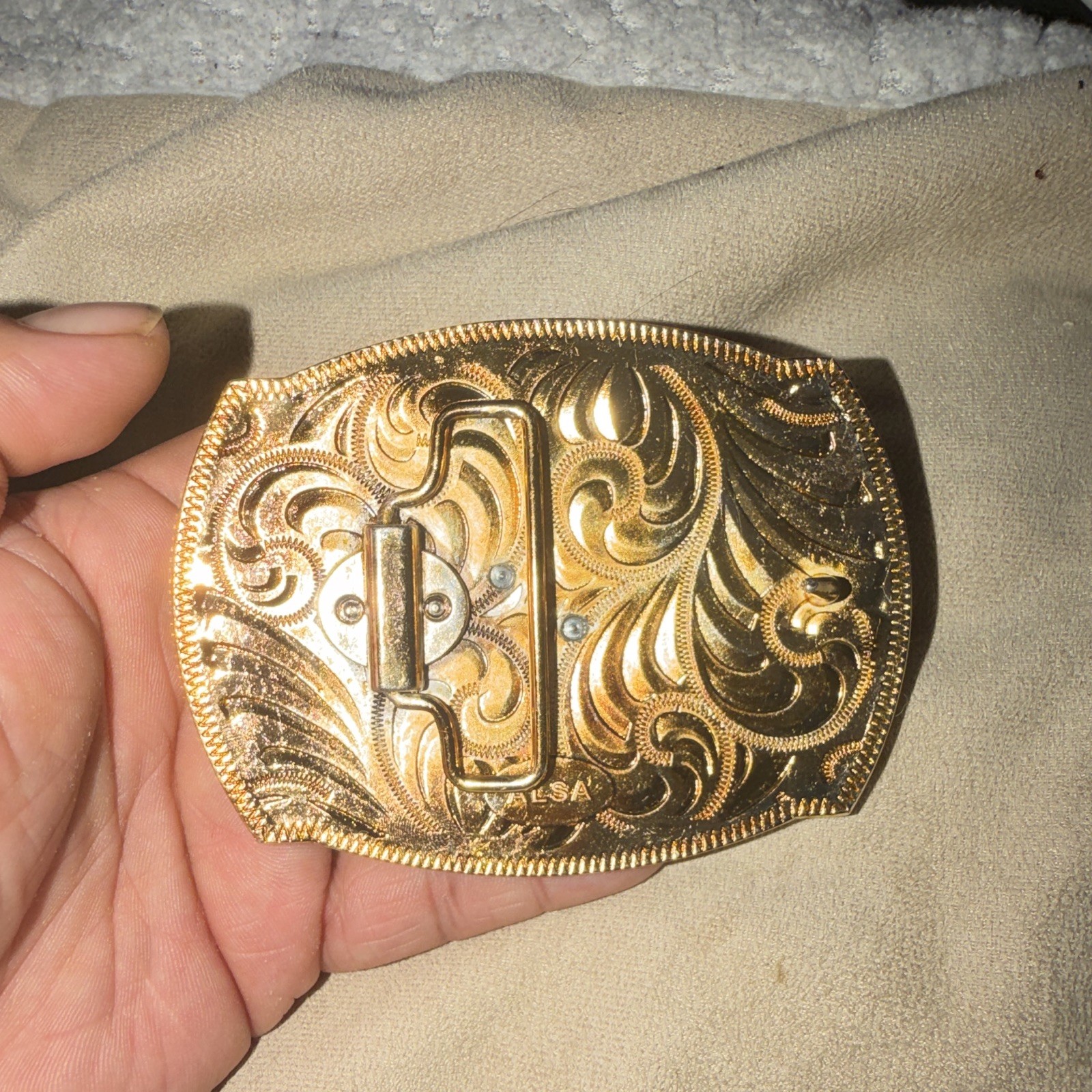 Men&rsquo;s Western Oval Belt Buckle Gold Tone Horse Head Floral Engraved 1.5&Prime;