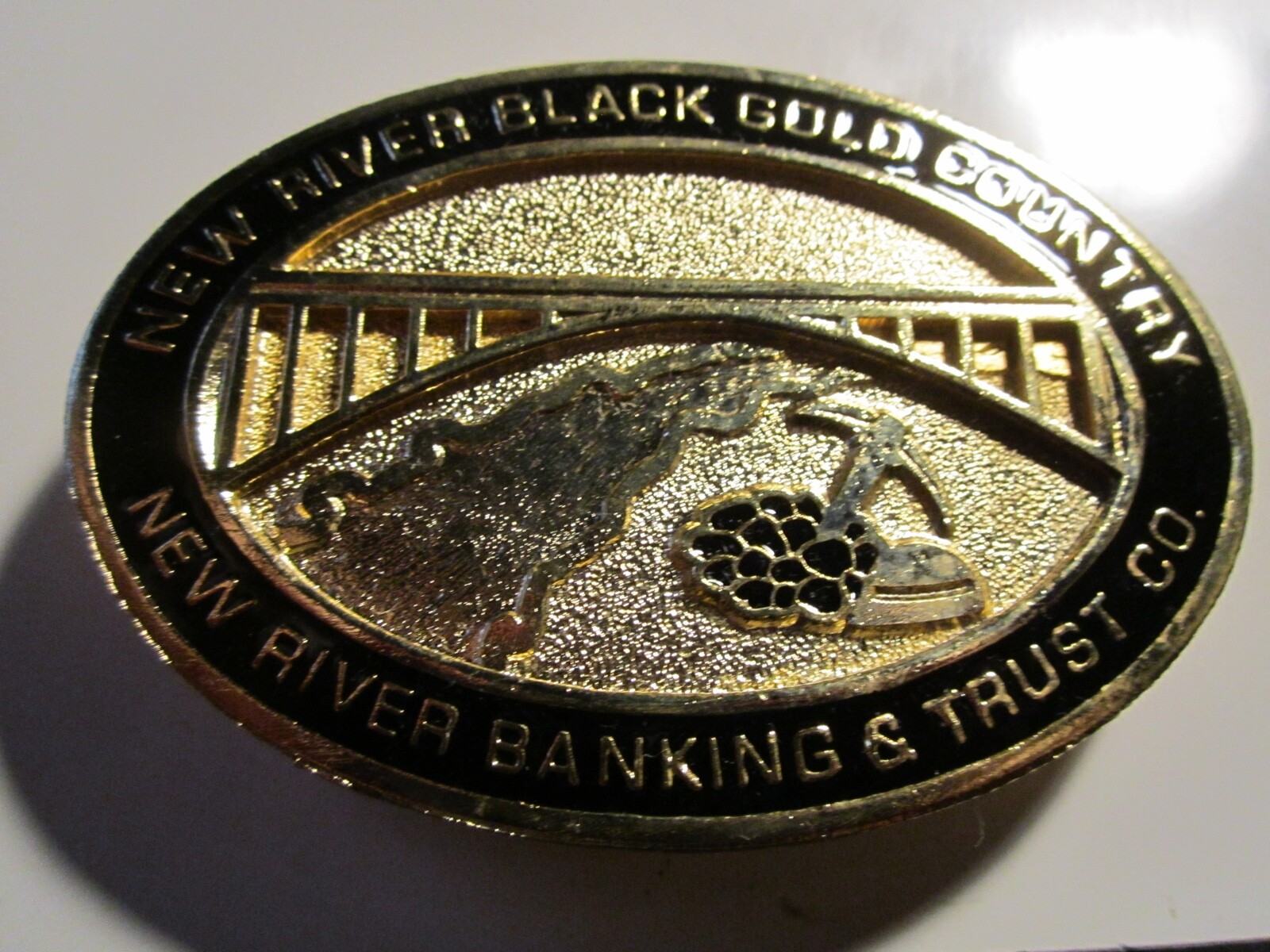 1981 NEW RIVER BANKING AND TRUST COMPANY BLACK GOLD COUNTRY BELT BUCKLE BBA-7