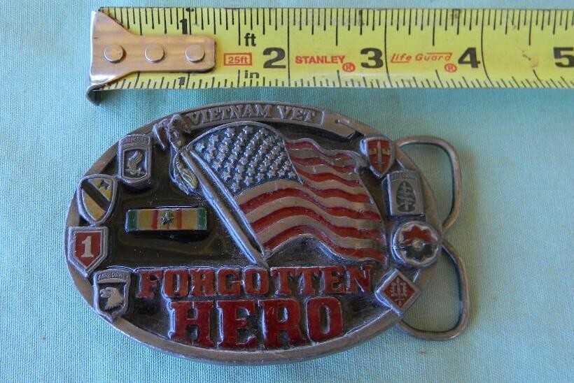 1987 VIETNAM VET AMERICAN FLAG FORGOTTEN HERO ENAMEL PEWTER BELT BUCKLE VTG