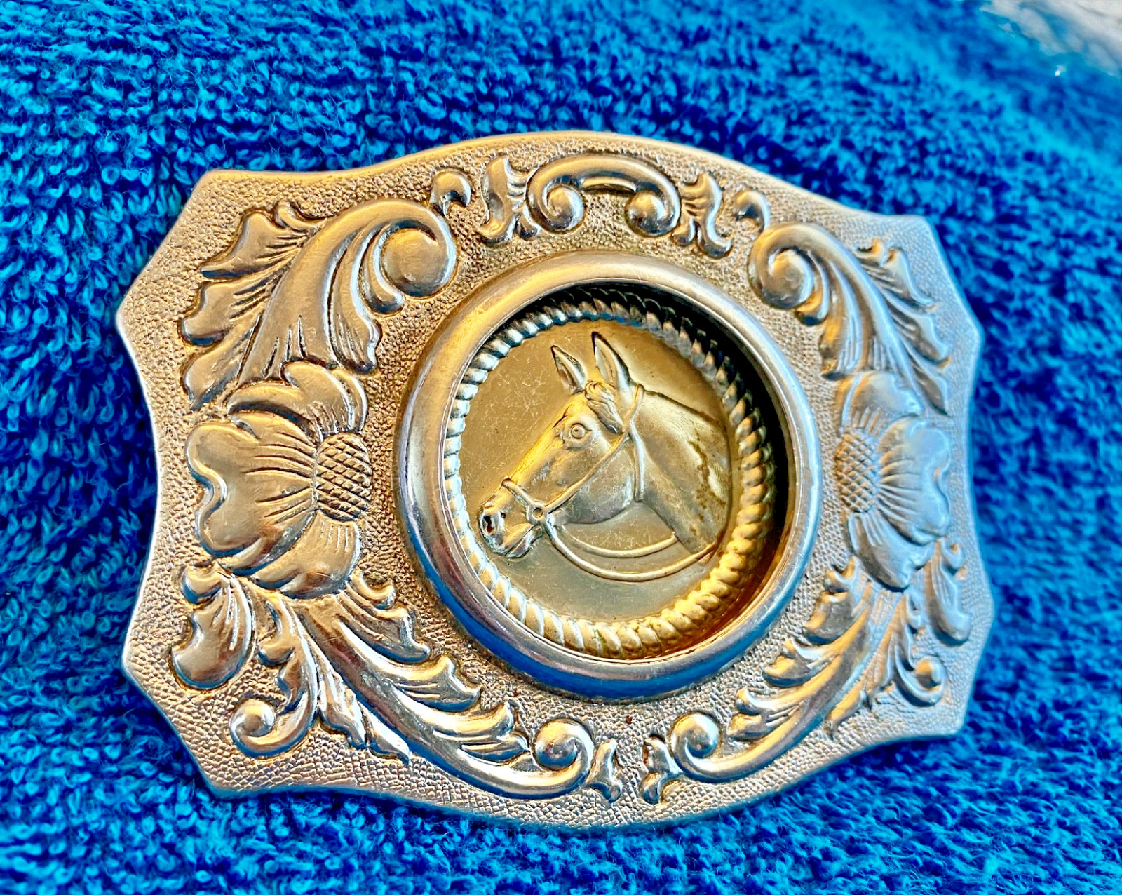 WESTERN BELT BUCKLE Silver Metal HORSE OR COIN MEN S ACCESSORIES CLASSIC LOOK