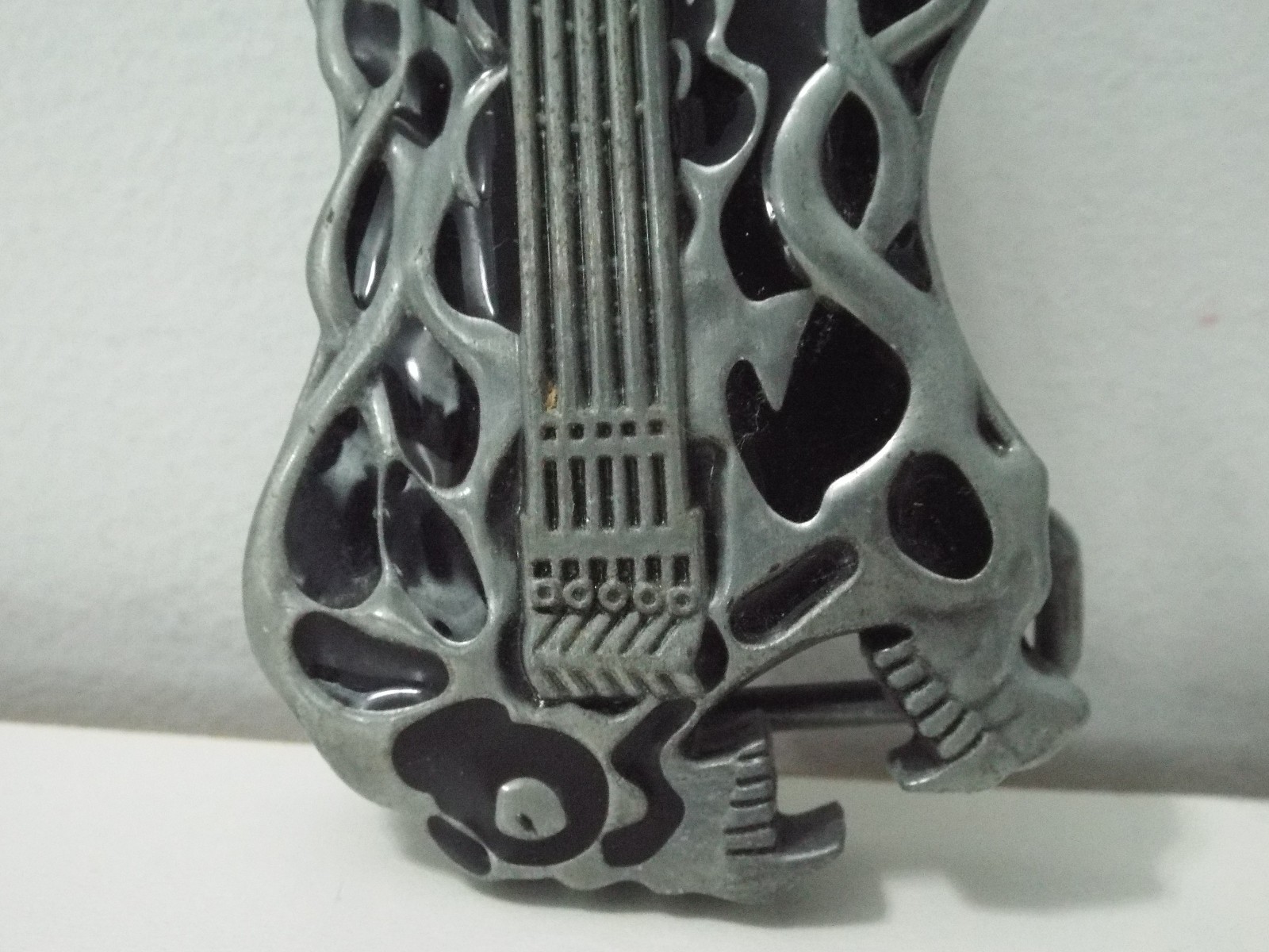 Jean&rsquo;s Friend « Flaming Fanged Guitar Skull » Silvertone Metal 4&Prime;x2&Prime; Belt Buckle
