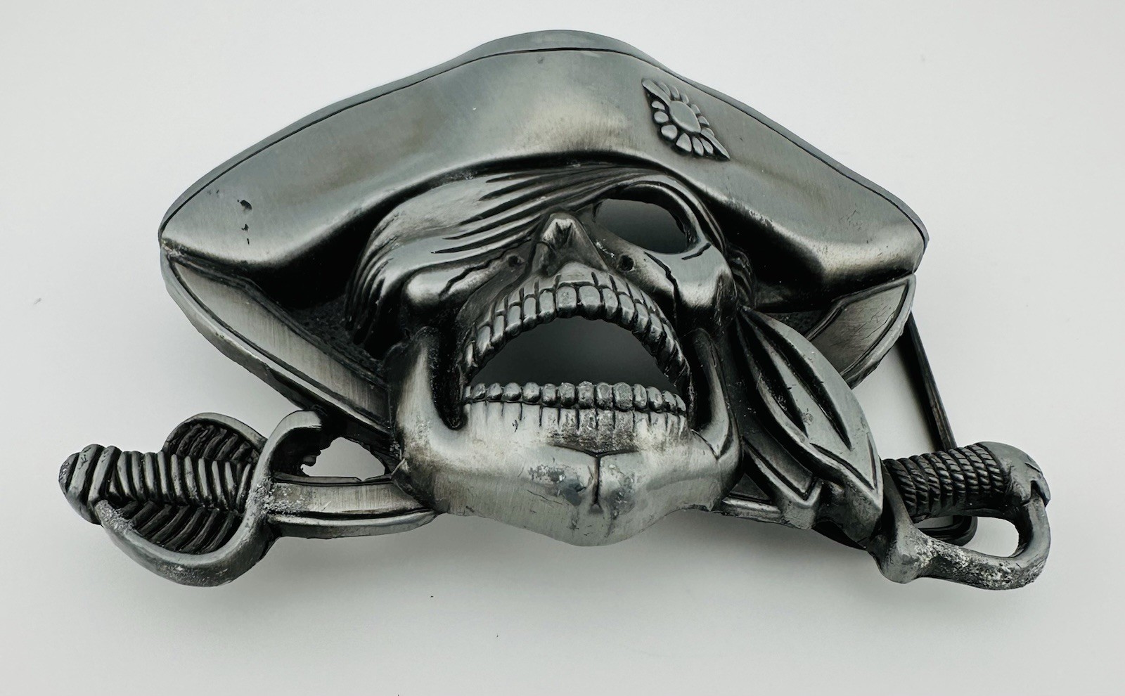 3D Pirate Jolly Roger Metal Belt Buckle Silver Tone Swashbuckler Swords 4&Prime;x 3&Prime;