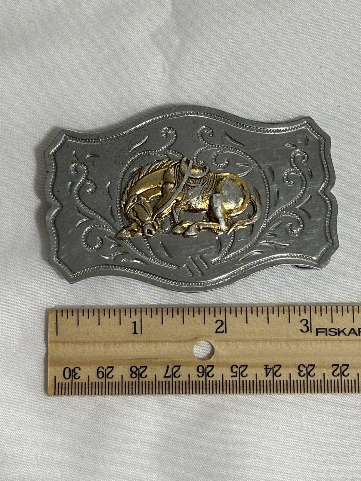 Men&rsquo;s Western Silver Tone Belt Buckle Gold Tone Bronc Scroll Engraved 1.5&Prime;