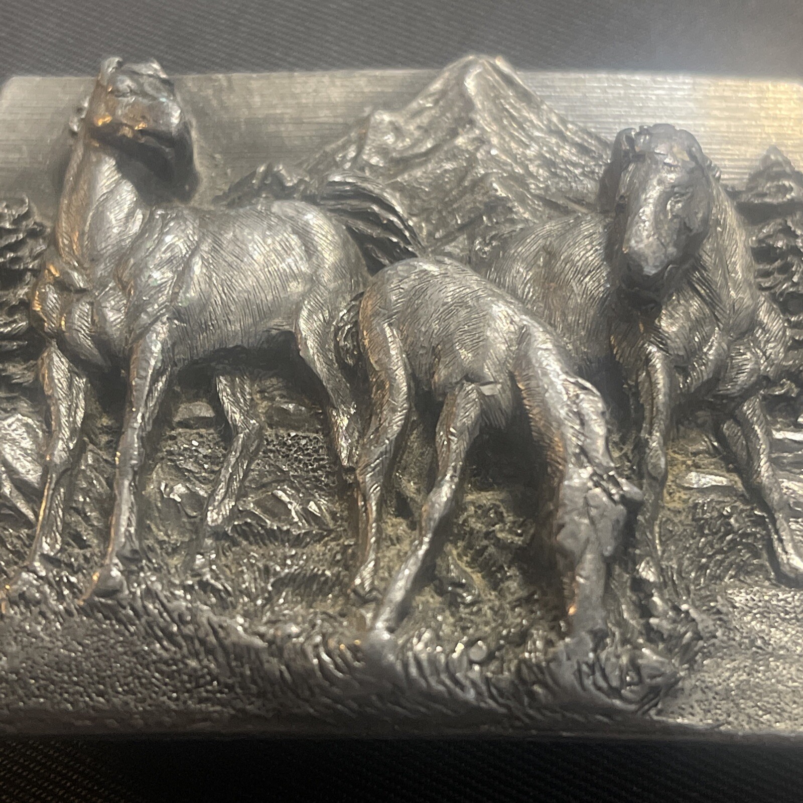 Siskiyou 1989 3-D Belt Buckle Horses Q-35 Brass Buckle w/ Metal Loop USA Made