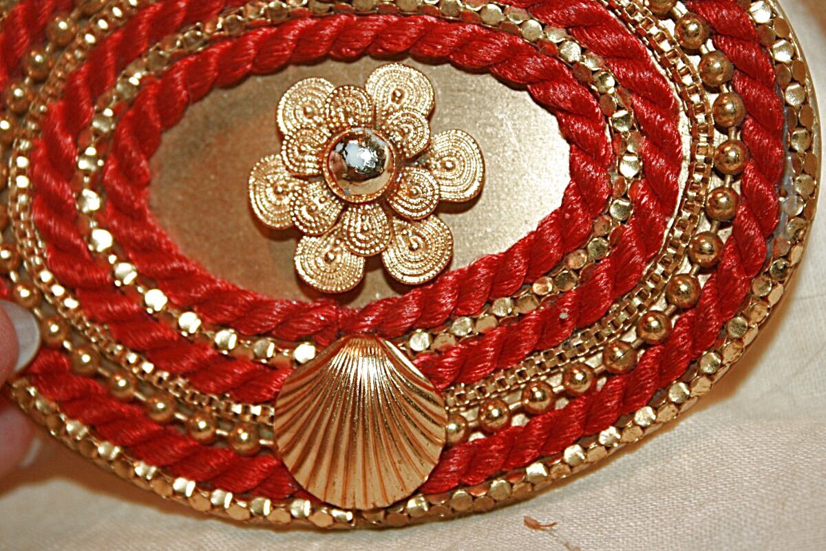 Lg. Oval Gold Tone Metal Belt Buckle Red Braid Clam Shells