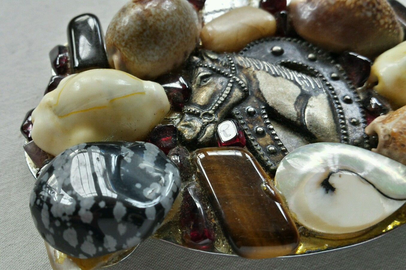 HORSE SHOE BELT BUCKLE UNIQUELY CUSTOMIZED W INTERESTING COLORED SHELLS & STONES