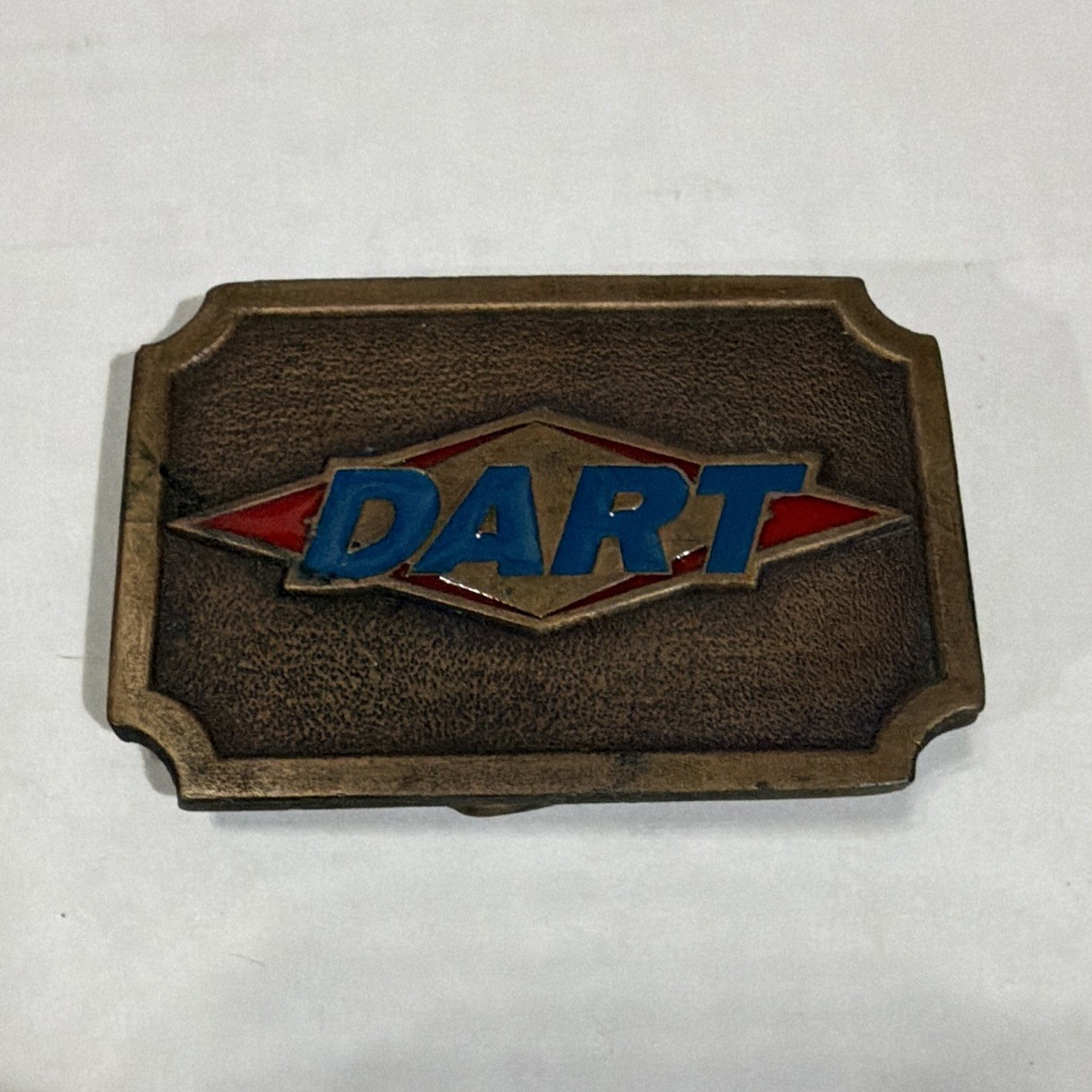 Men&rsquo;s DART Logo Metal Clip Belt Buckle – Bronze/Blue/Red Tone Colors