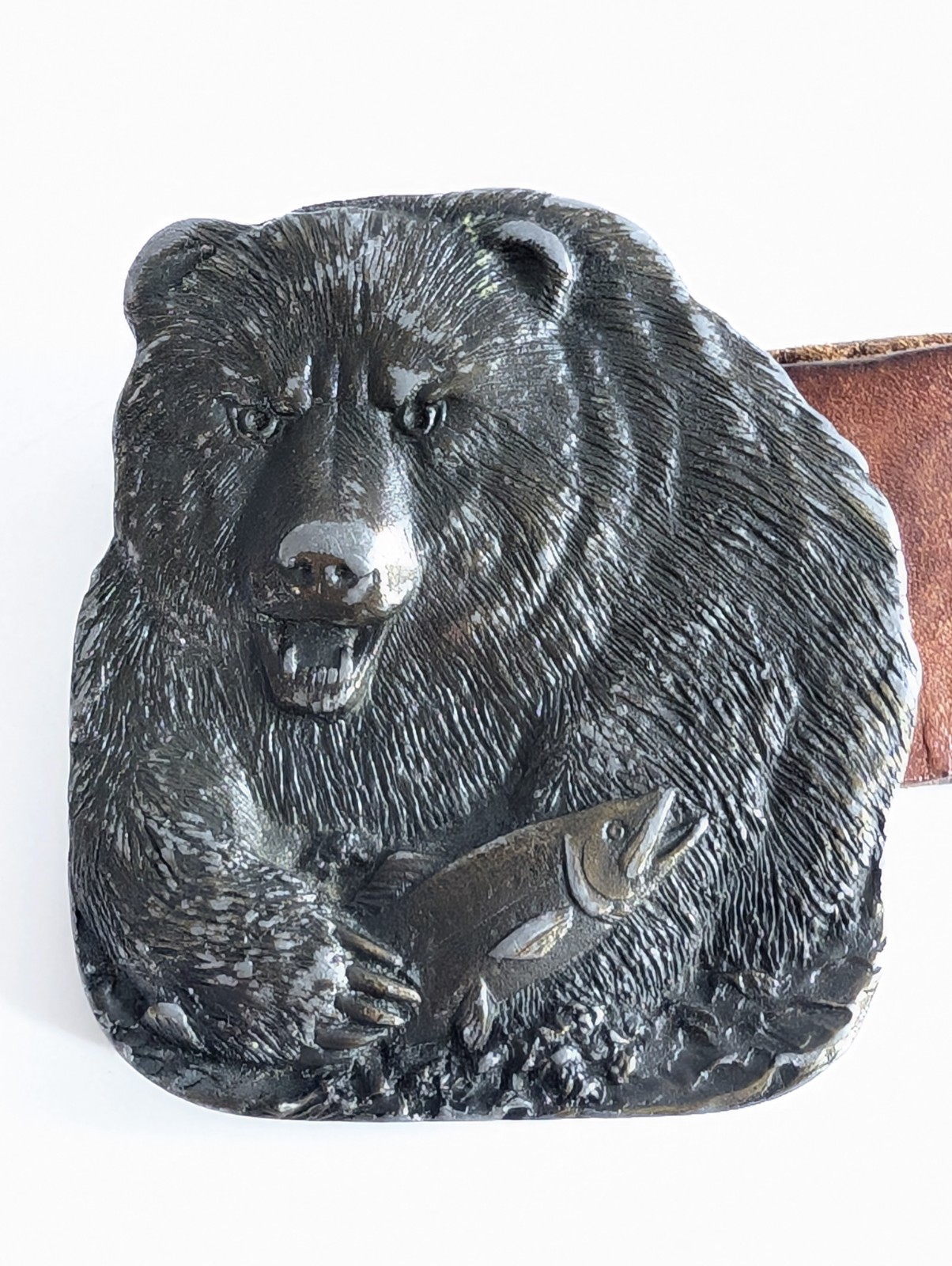 1978 Bergamot Bear in Stream w Fish, Solid Brass Belt Buckle w Leather Belt 36&Prime;