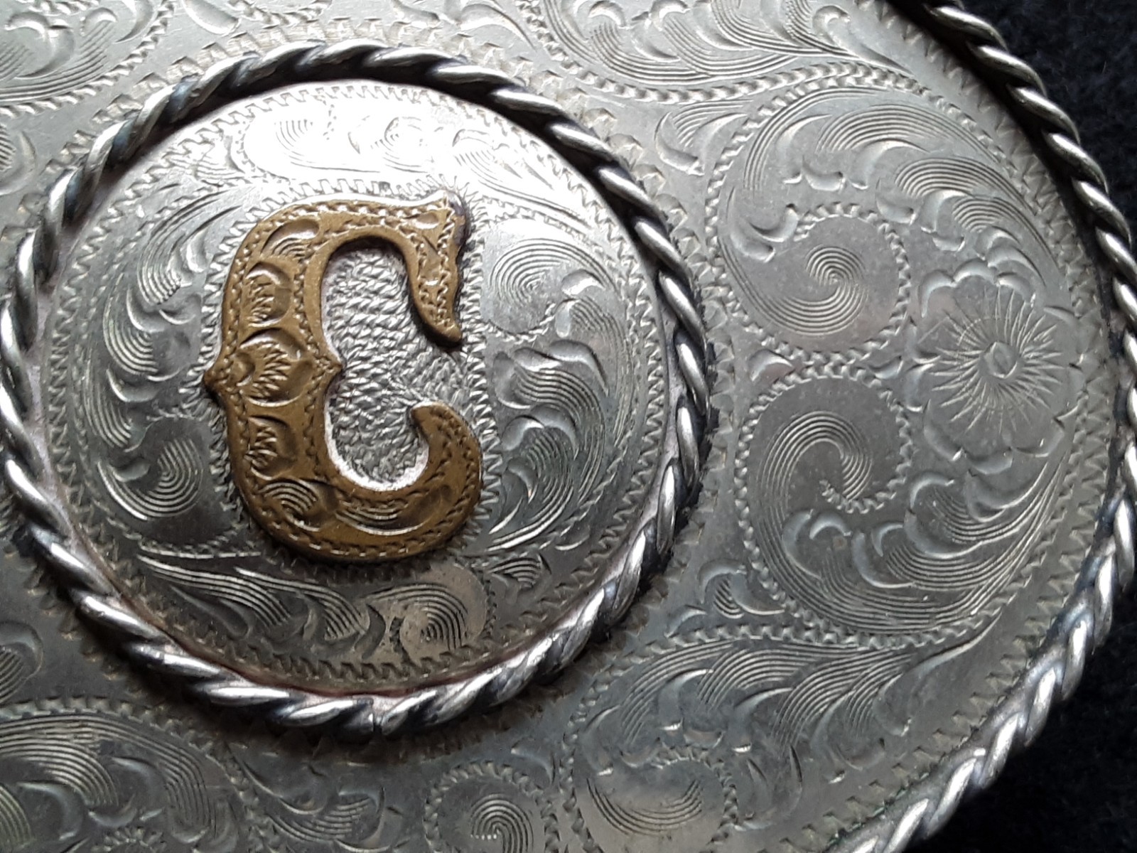UNIQUE SOLID METAL BELT BUCKLE, LETTER « C » HAND ENGRAVED, MAN-0526*09200