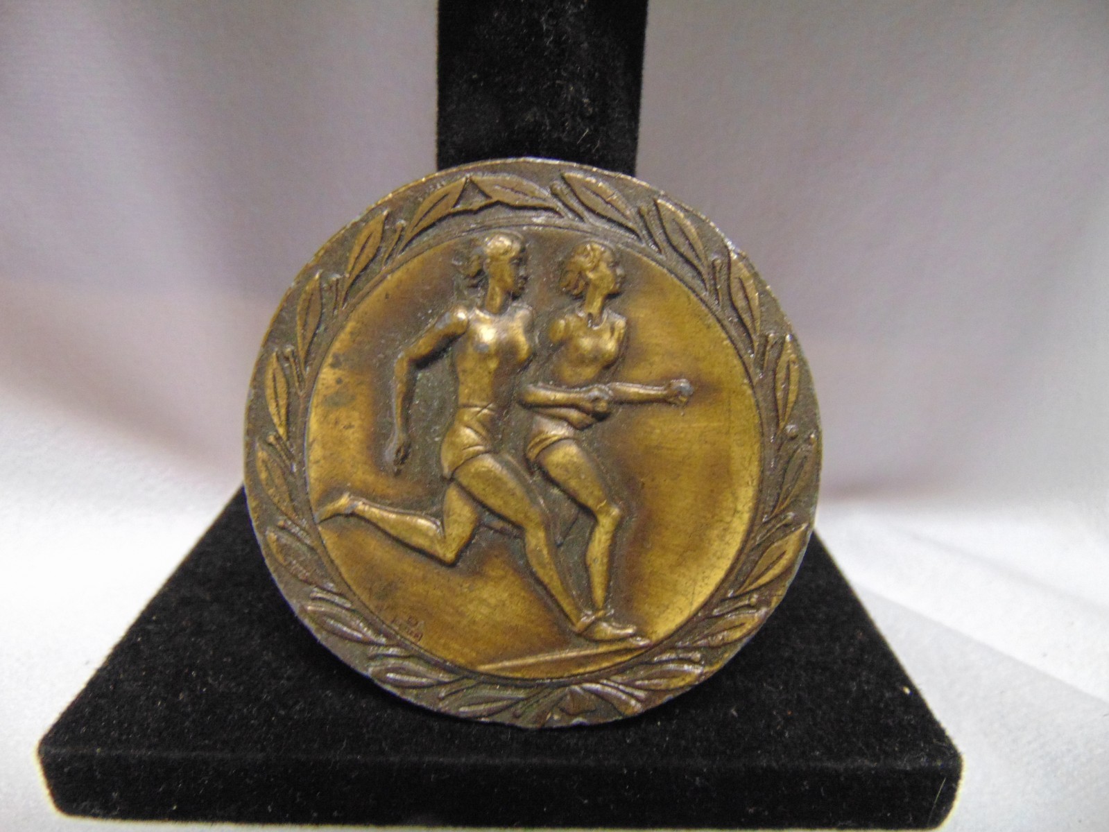 brass belt buckle relief design of two female runners laurel wreath PEKA 2.5&Prime;