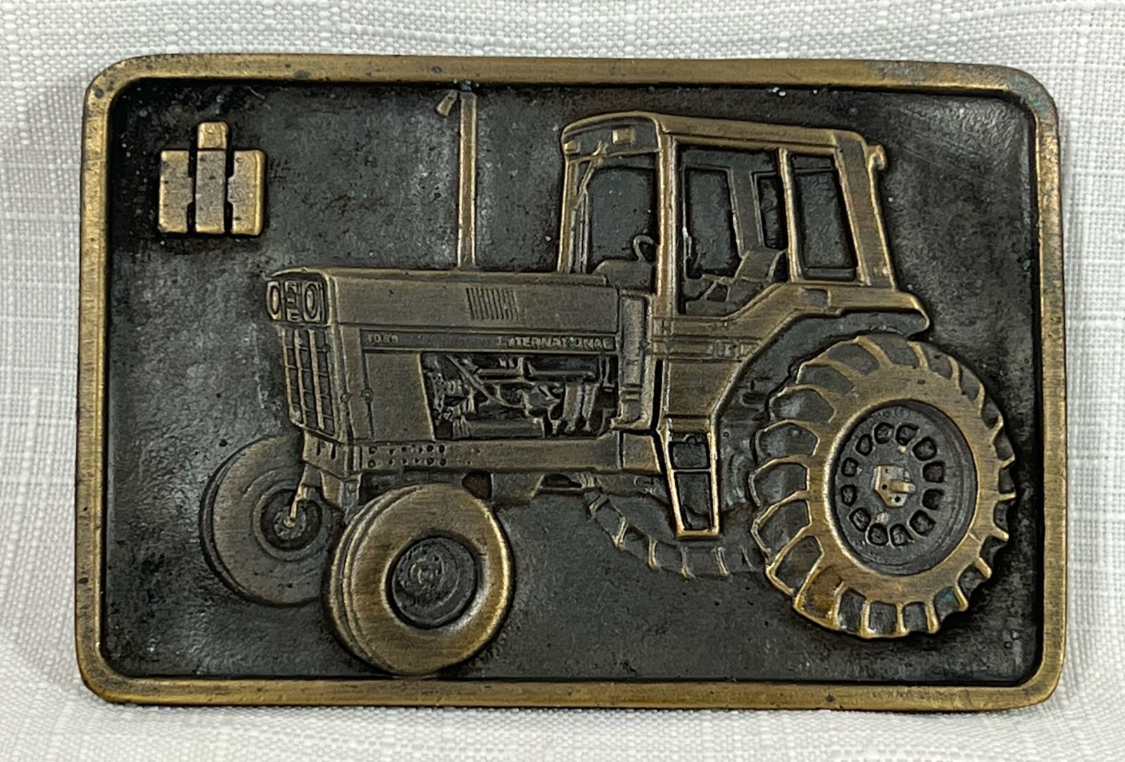 Vintage Metal Belt Buckle International Harvester Tractor (3 3/8&Prime; x 2 1/4&Prime;)