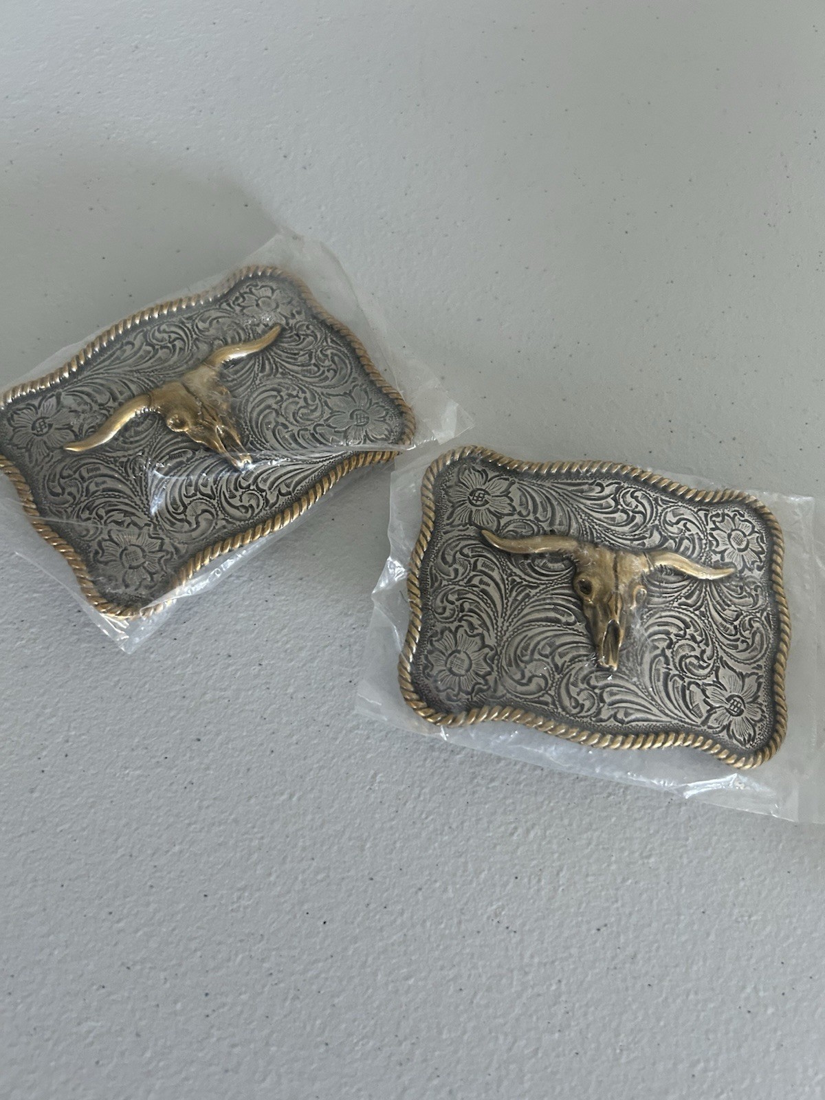 WESTERN STYLE BELT BUCKLE WITH LONGHORN IN THE CENTER