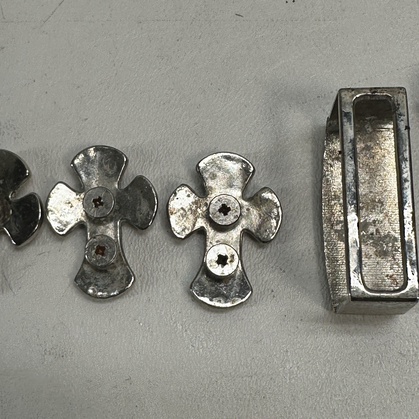 Western Buckle 6 Pc Set Silver Tone Metal Rhinostone Fleur de Lis Keep Tip