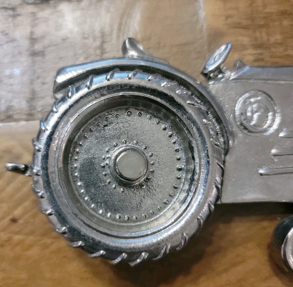 2004 Olander silver tractor belt buckle spinning back wheel