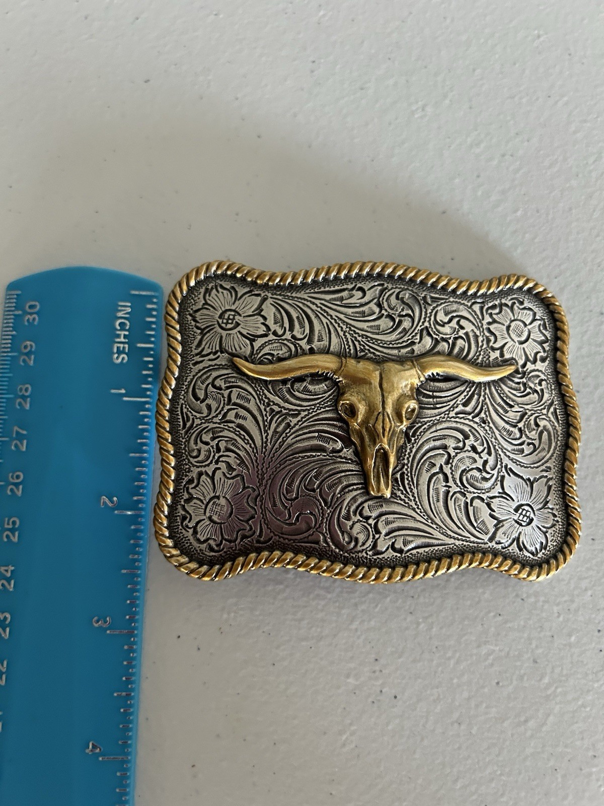 WESTERN STYLE BELT BUCKLE WITH LONGHORN IN THE CENTER