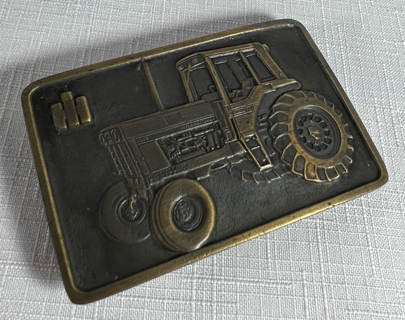 Vintage Metal Belt Buckle International Harvester Tractor (3 3/8&Prime; x 2 1/4&Prime;)