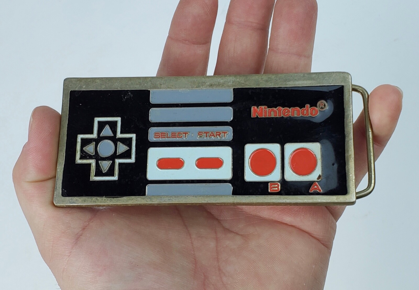 2009 Nintendo NES Controller Shaped Enamel Belt Buckle VG condition