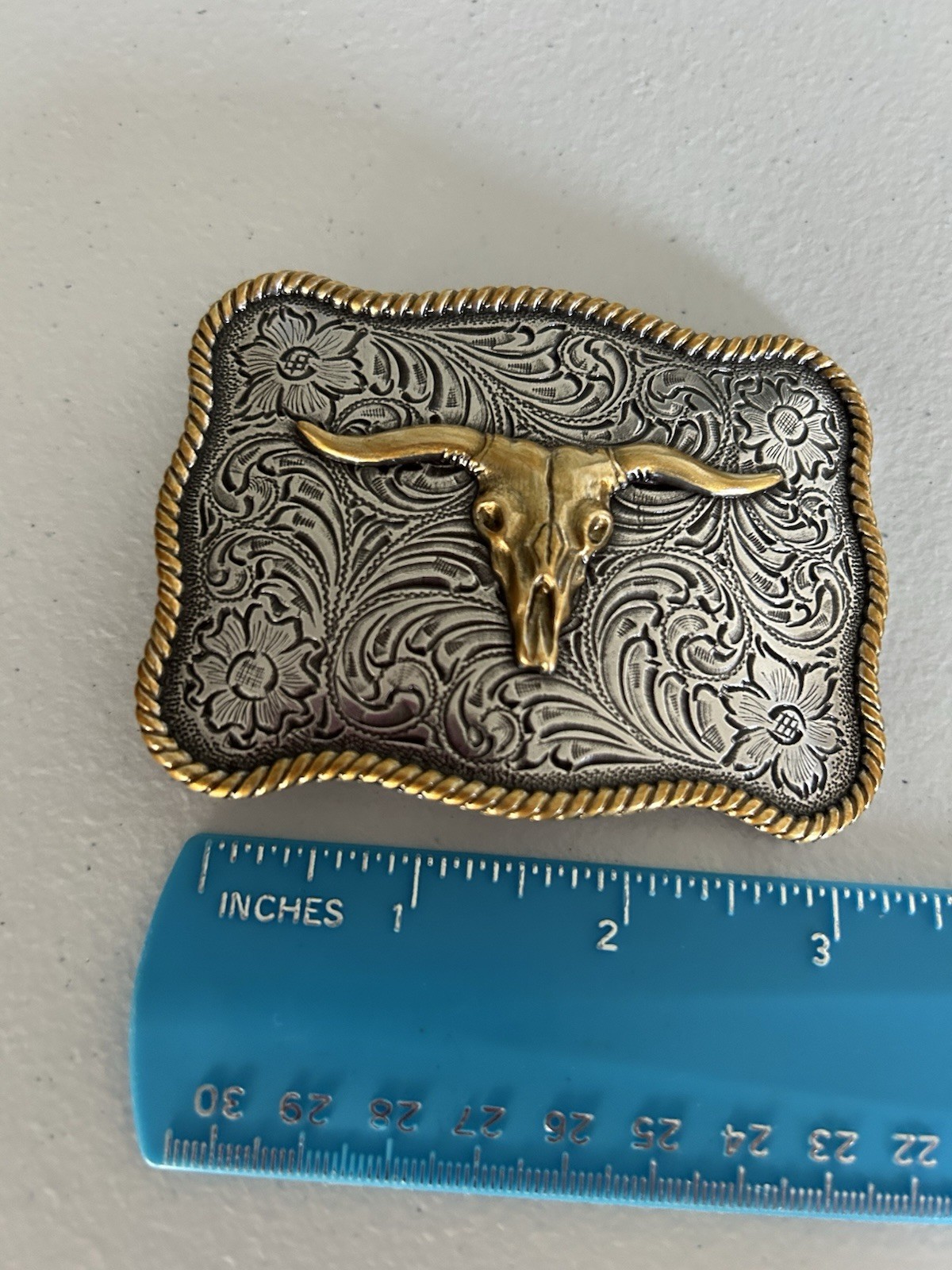 WESTERN STYLE BELT BUCKLE WITH LONGHORN IN THE CENTER