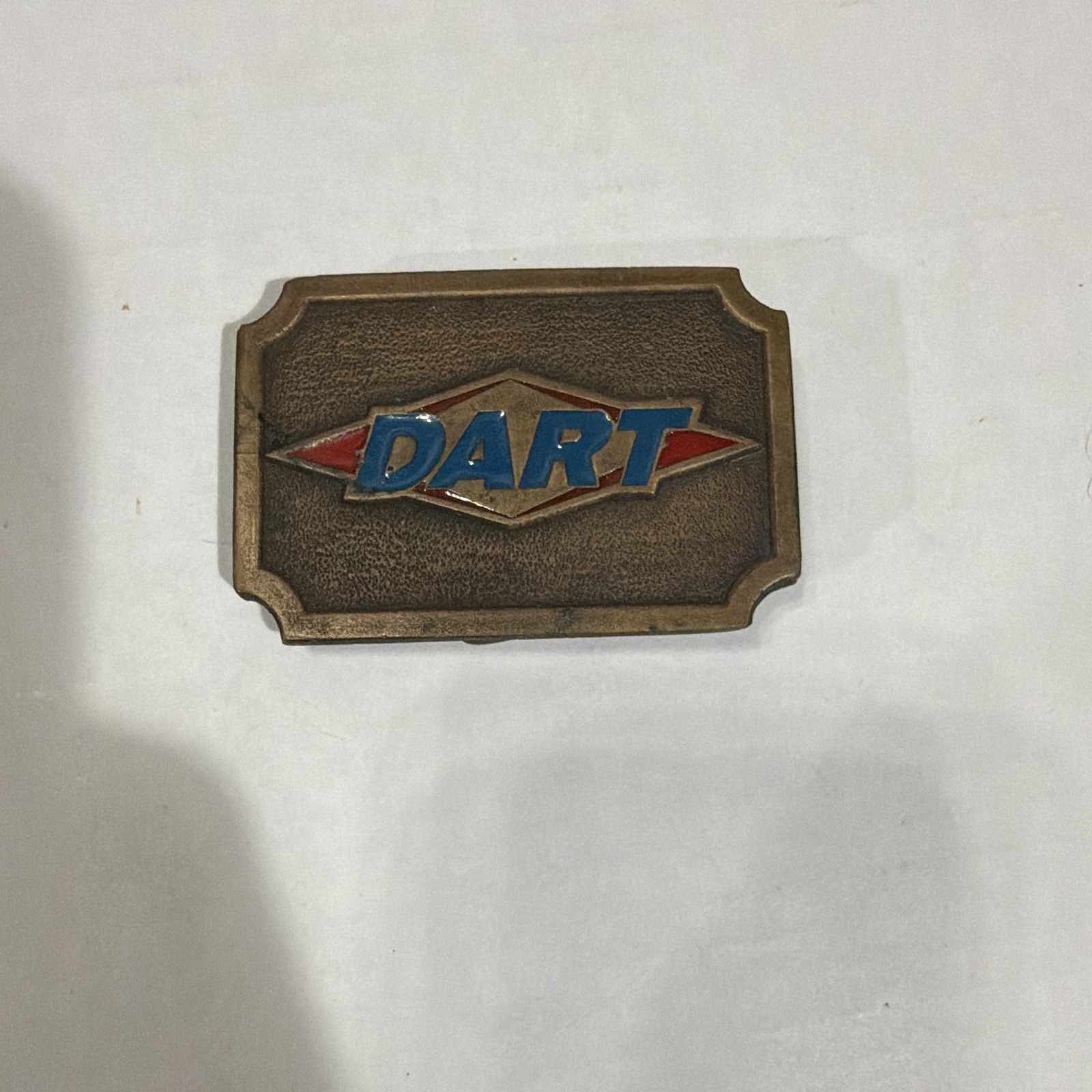 Men&rsquo;s DART Logo Metal Clip Belt Buckle – Bronze/Blue/Red Tone Colors