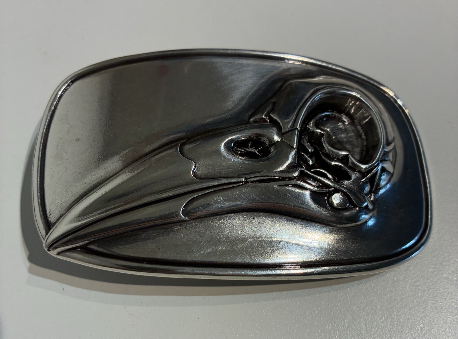 Raven Skull Belt Buckle · Minimalist Silver-Tone Zamak · Modern Gothic