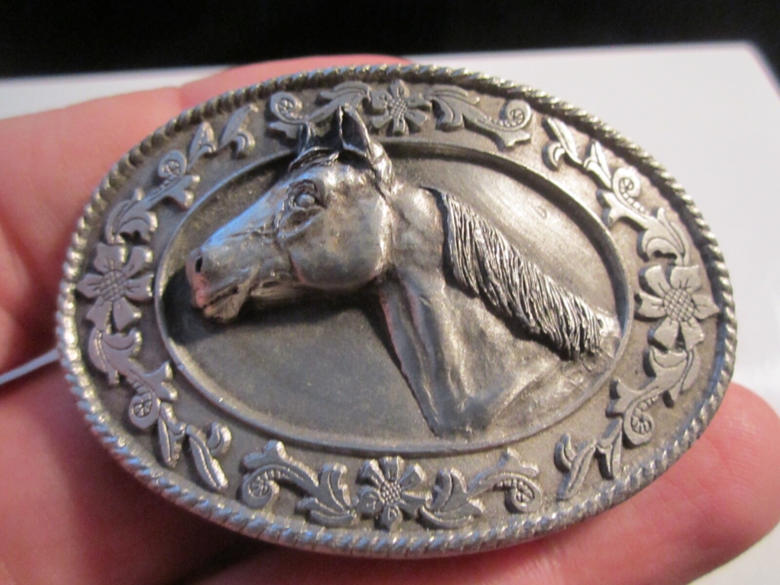 1985 HORSE THEME BELT BUCKLE HIGH RELIEF – HEAVY – GW-13