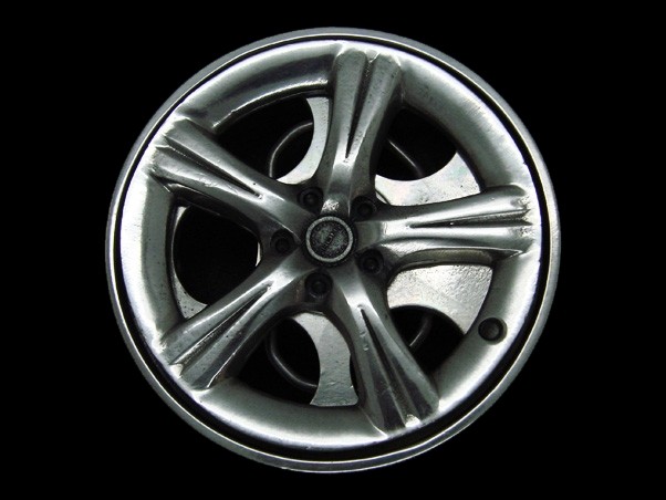 TH15137 *NOS* VERY COOL 2004 **SPINNER CAR WHEEL / RIM** (REALLY SPINS) BUCKLE