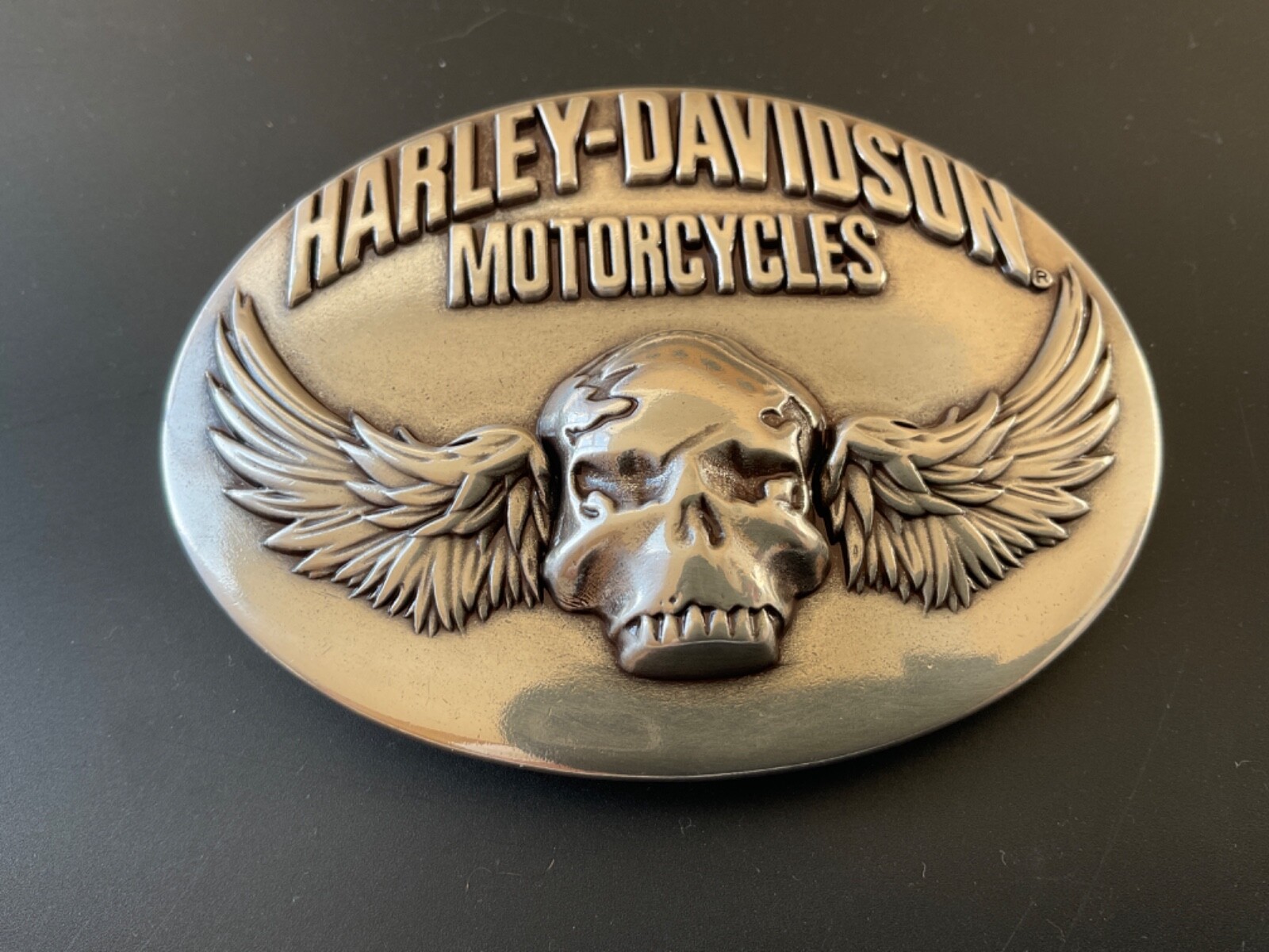 Harley-Davidson men&rsquo;s Skull with Wings belt buckle.#97744-08VM.Silver plated.