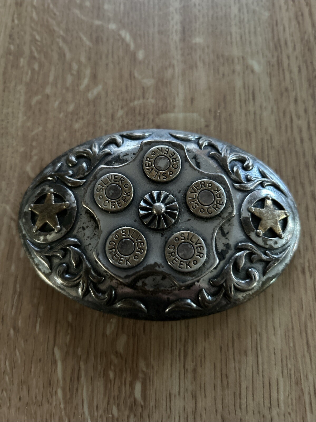 SILVER CREEK GUN BULLETS – WESTERN TWO TONE FLOWER SWIRL GUN STAR BELT BUCKLE