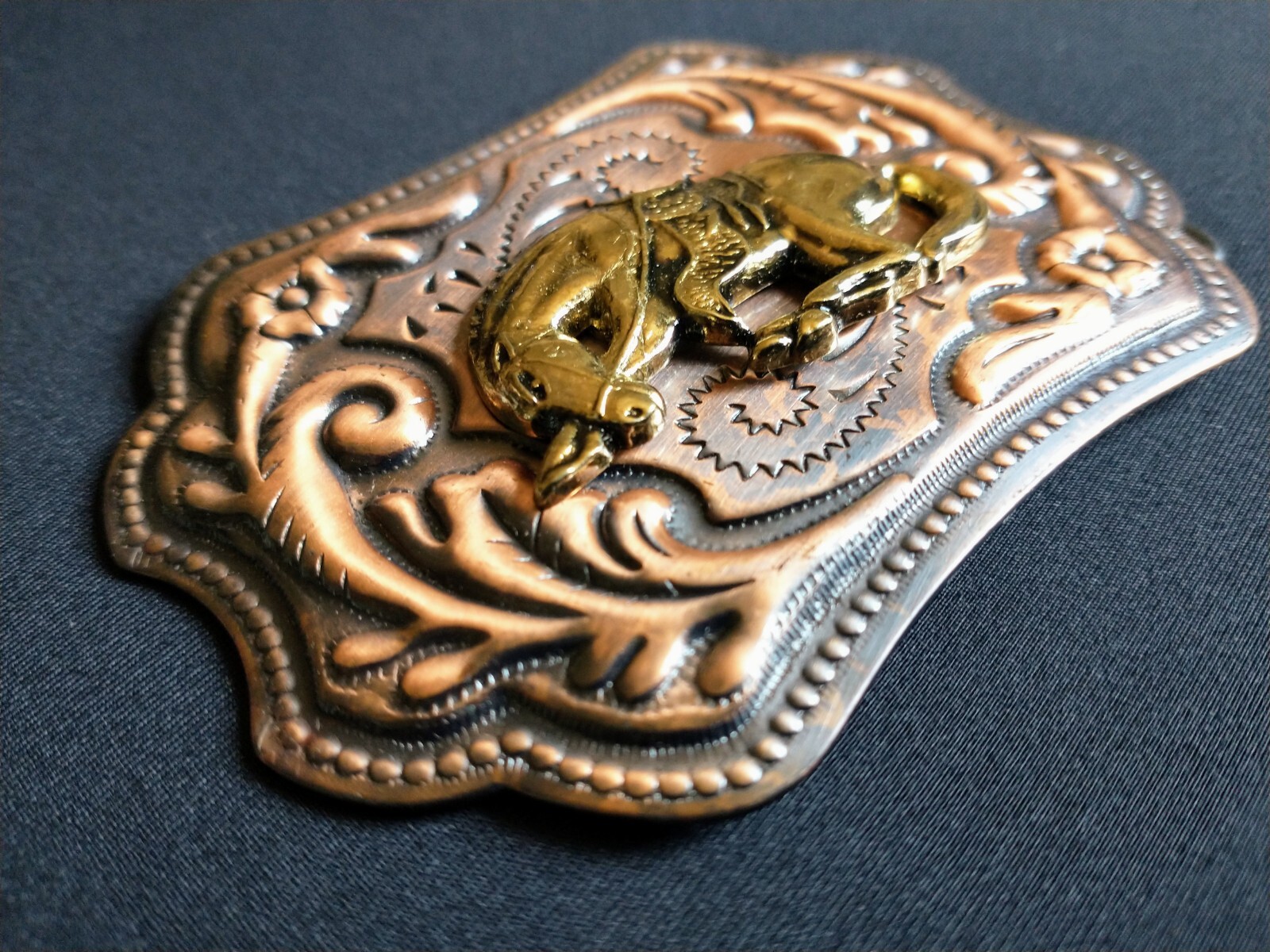 VTG Bowing Horse End Of Trail Copper Tone W Gold Horse Belt Buckle Men&rsquo;s Ornate