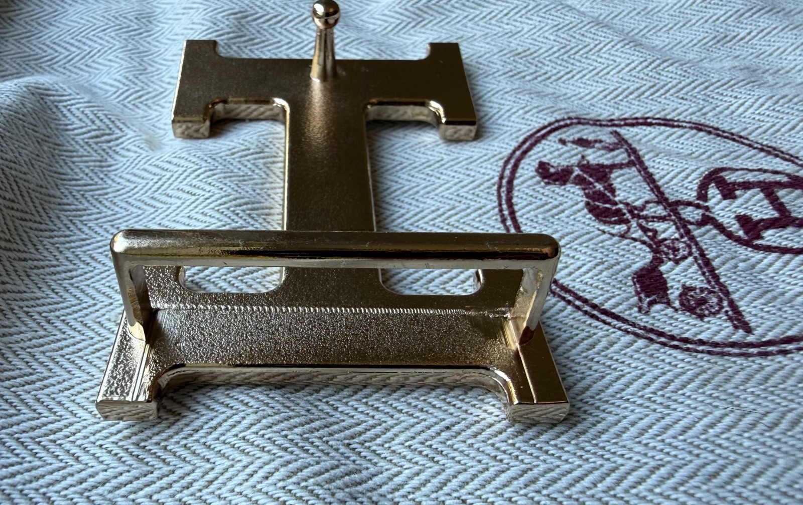 Hermès belt buckle in polished palladium, complete with its signature pouch