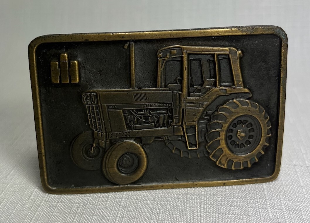 Vintage Metal Belt Buckle International Harvester Tractor (3 3/8&Prime; x 2 1/4&Prime;)