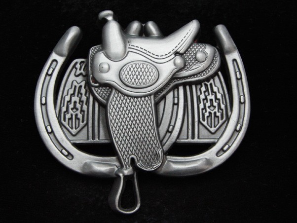 PA01174 *NOS* REALLY NICE **HORSE SADDLE & TWO HORSESHOES** WESTERN BELT BUCKLE