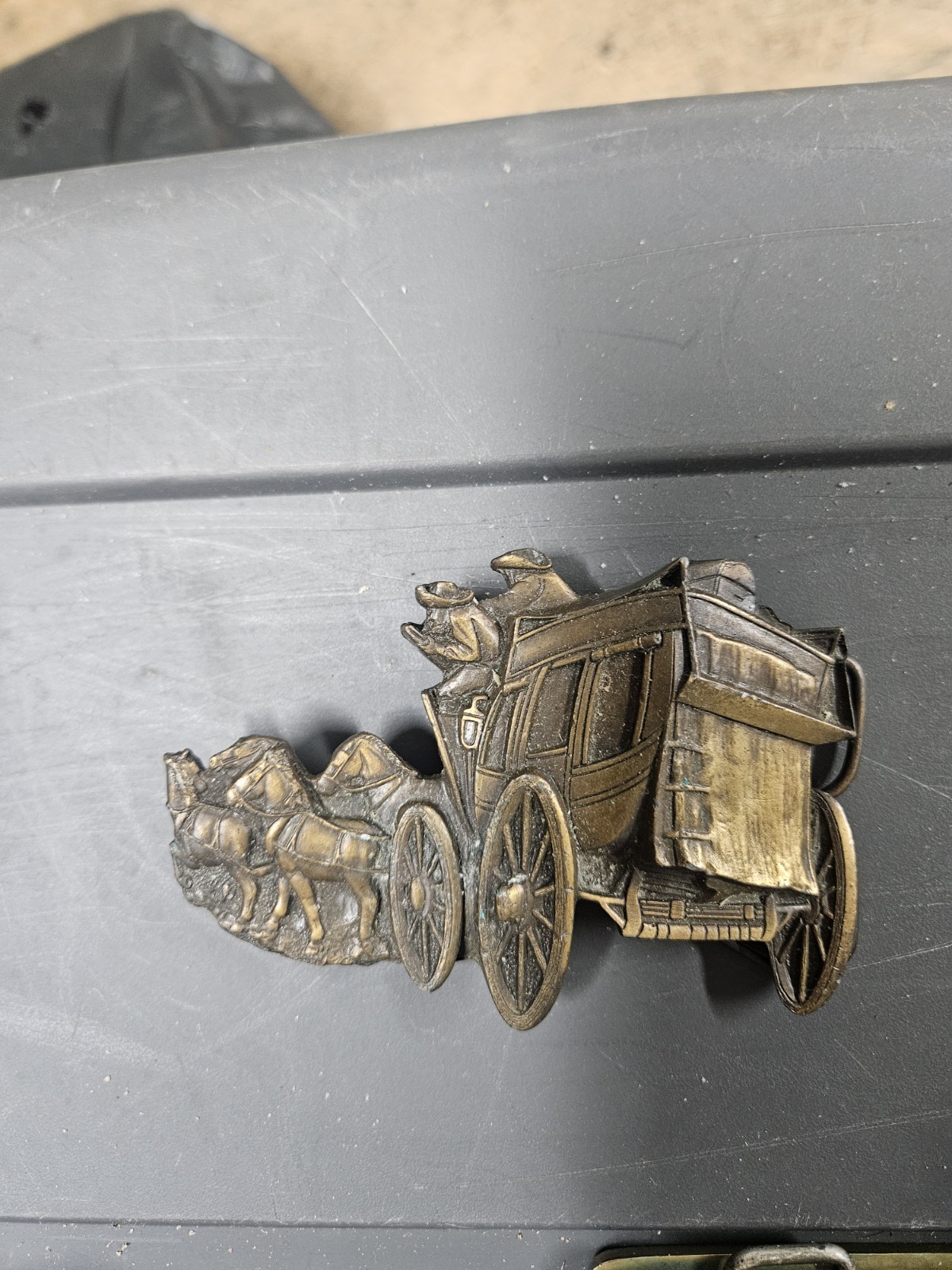3 Bult Buckle One Button Pin