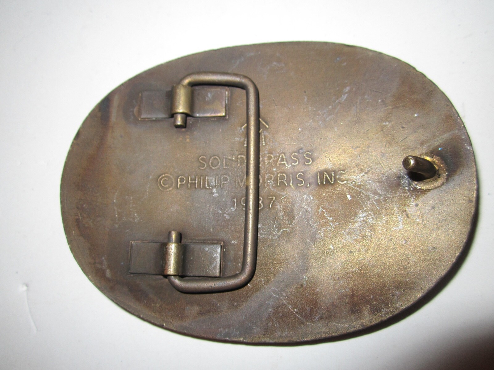 1987 PHILIP MORRIS « MARLBORO » BELT BUCKLE – SOLID BRASS – 3 1/4&Prime; X 2 1/2&Prime; – CR