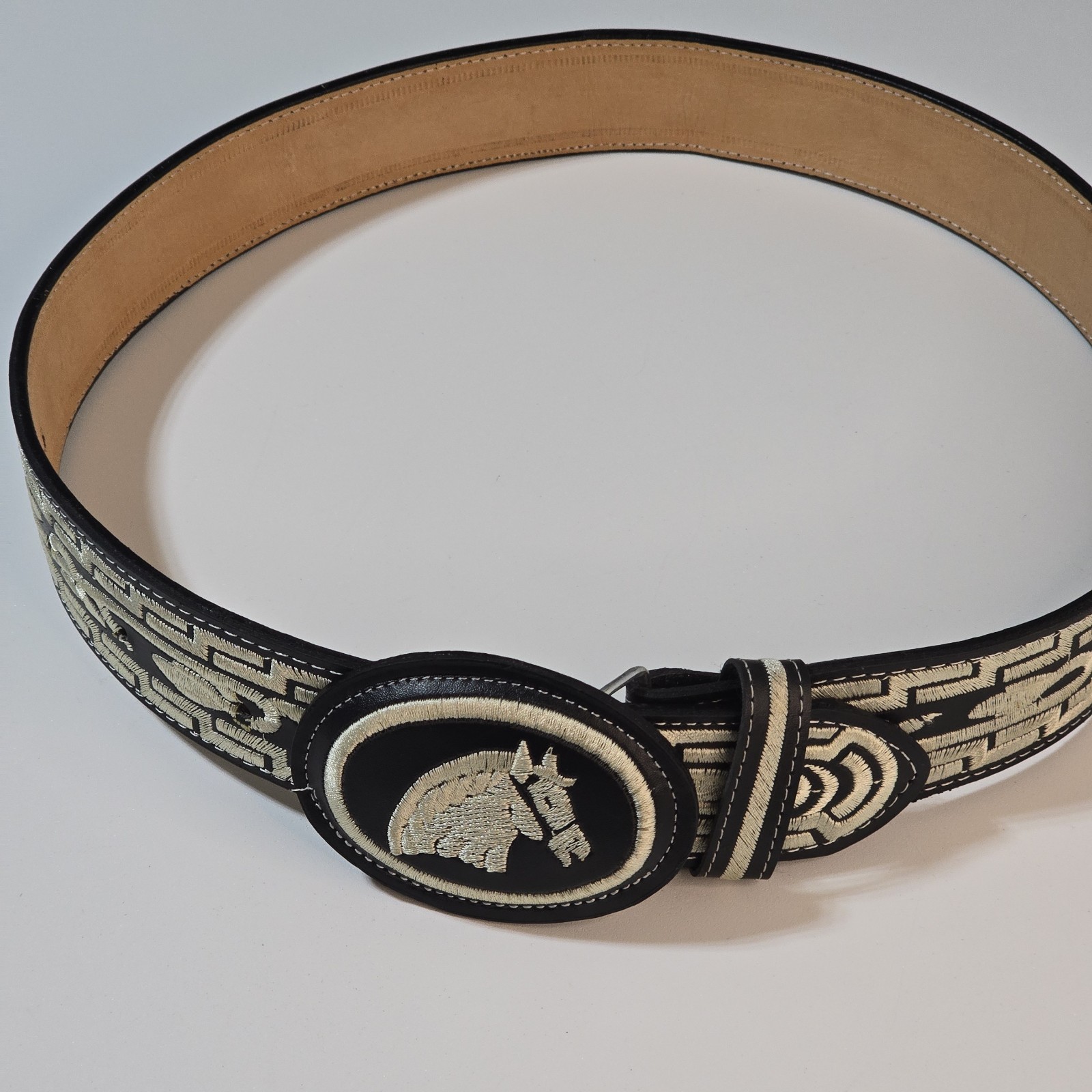 YAC Leather And Silk Blk And White Horse Head Design Belt 34&Prime;
