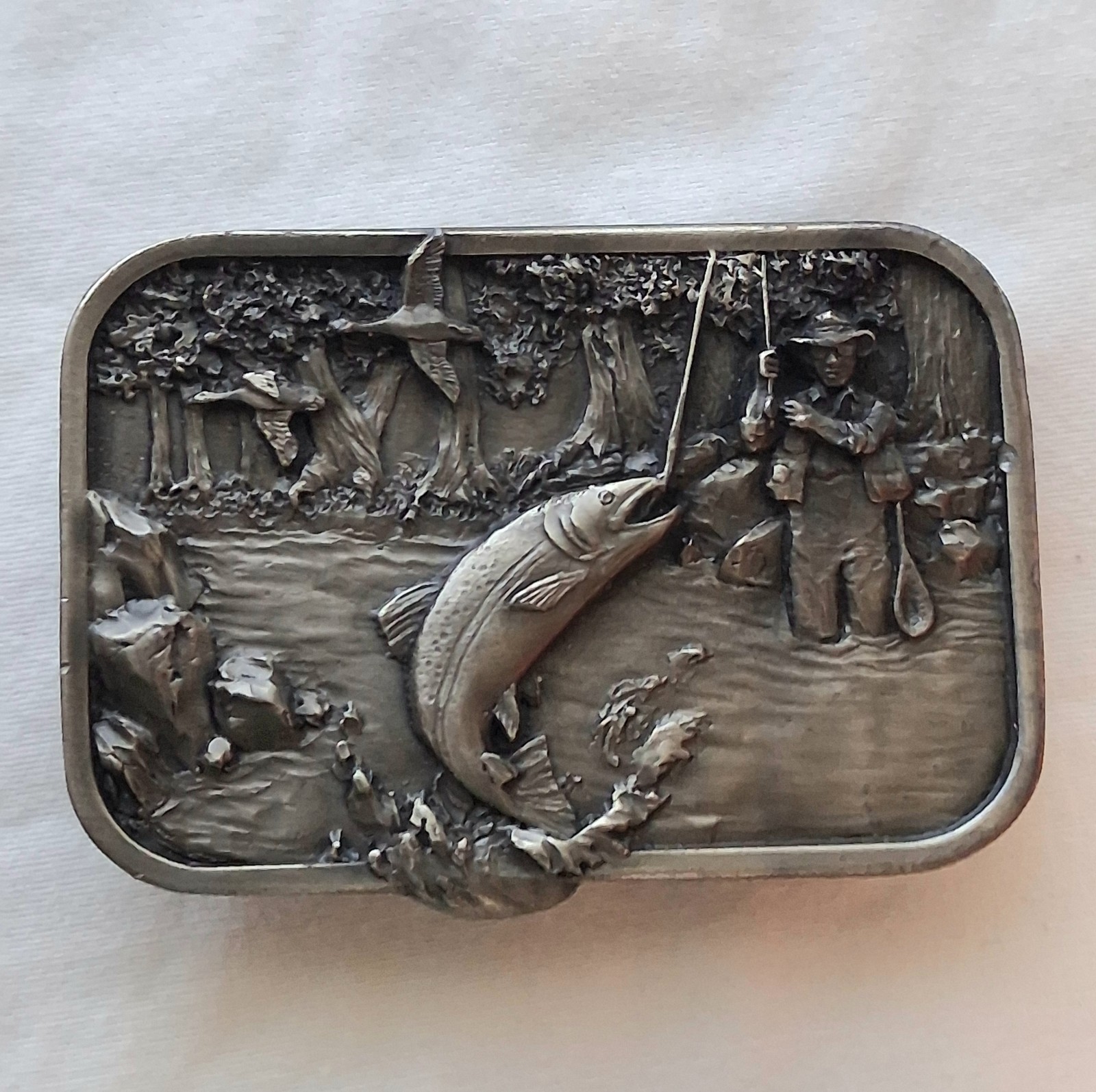 Vtg 1982 Siskiyou Pewter Belt Buckle 3D Fishing Scene Fisherman Forest Geese