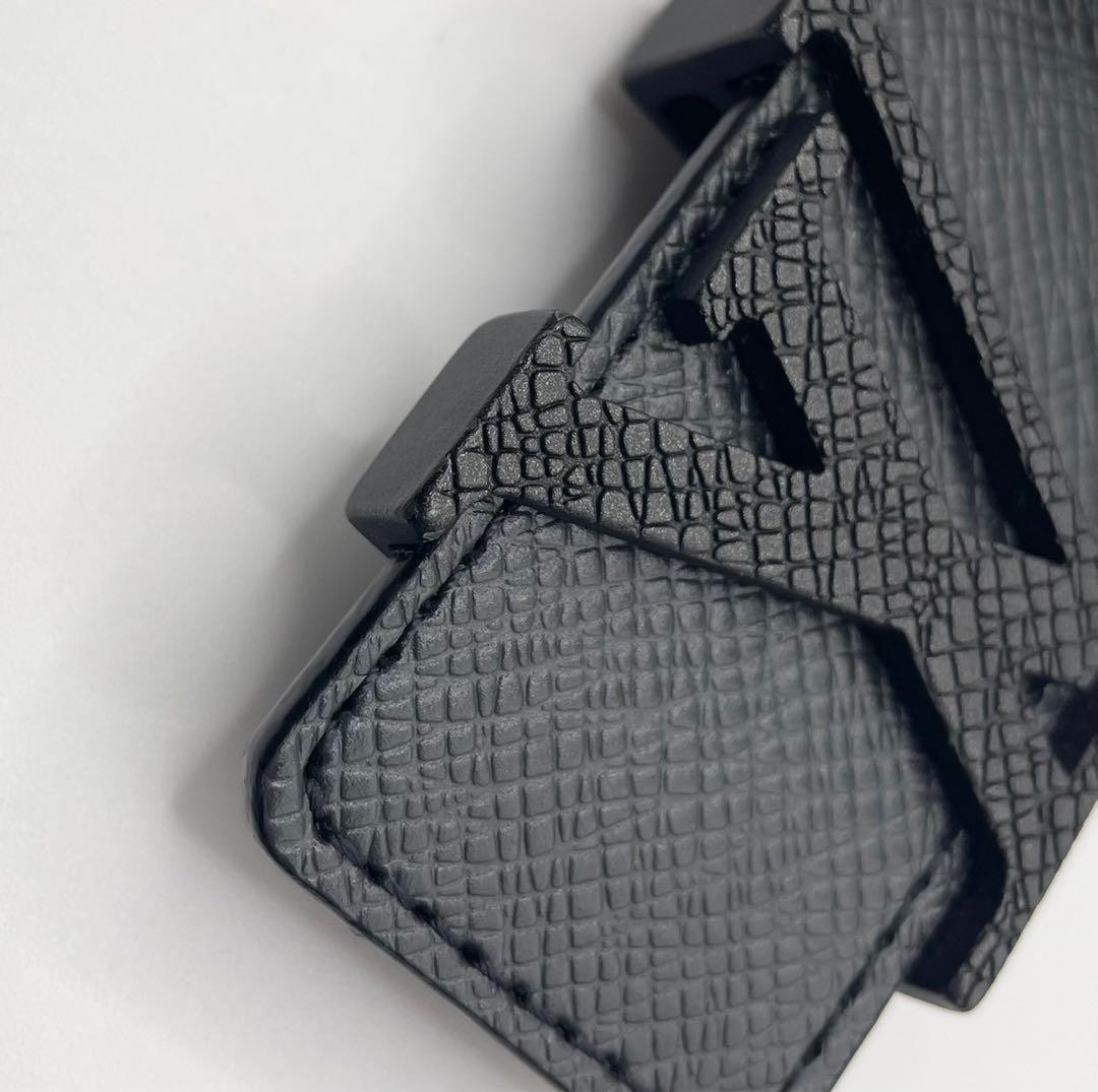 Louis Vuitton Pre-Owned Taiga Belt M6897 Suntulle Initial