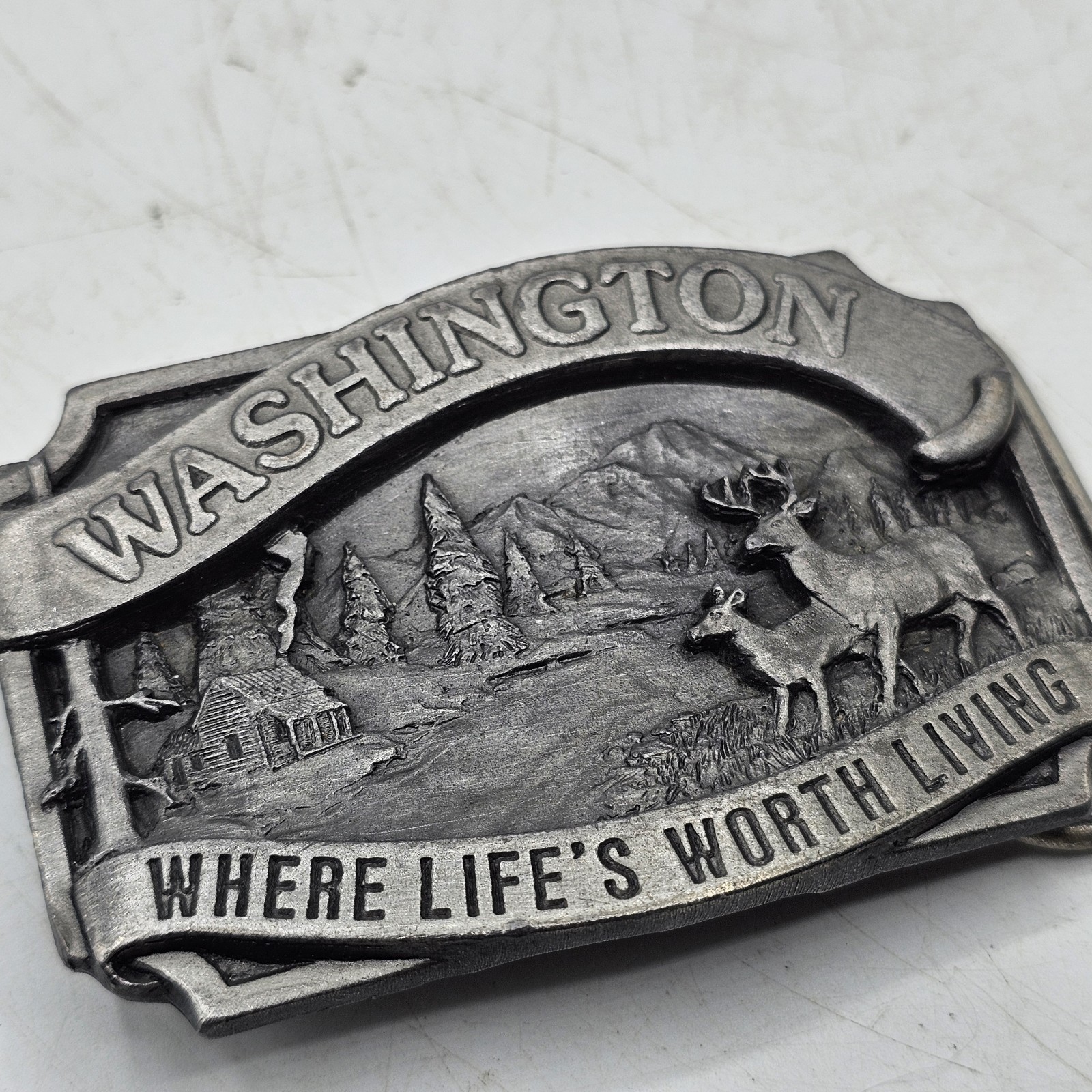 Siskiyou 1983 WASHINGTON Belt Buckle w/ Cabin Deer Mountain Scenery