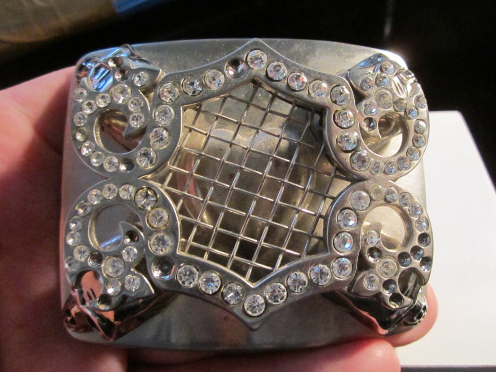 WASHED UP HOLLYWOOD BELT BUCKLE VERY LARGE SKULLS AND CRYSTALS DESIGN – GW-9