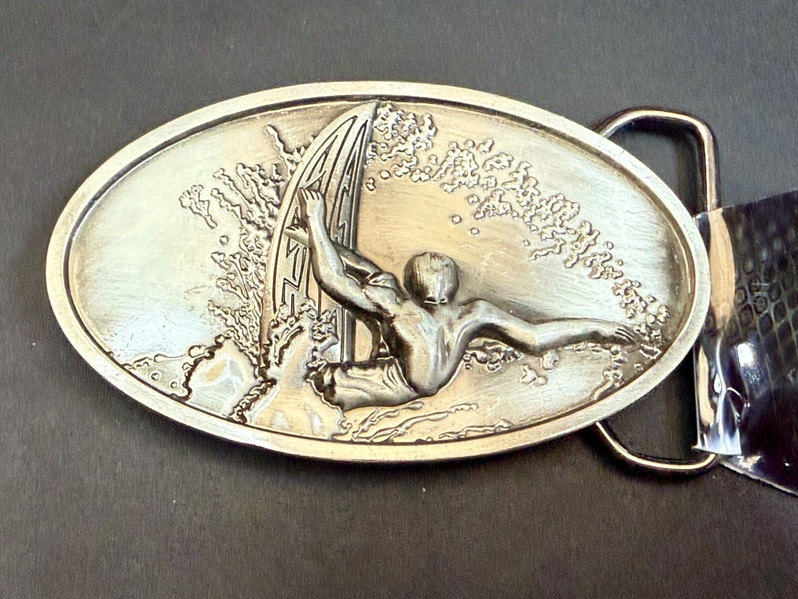 Surfing Surfers Crashing Ocean Wave NOS Silver Moon 2005 Mens Belt Buckle