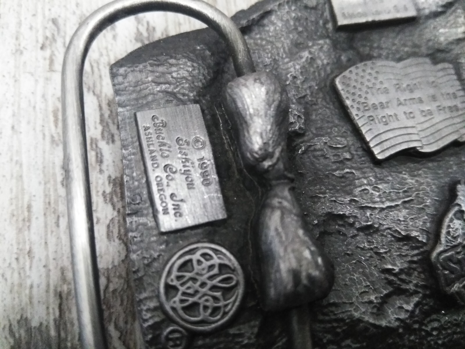 1990 USA FLAG THE RIGHT TO BEAR ARMS BELT BUCKLE GW-13, BY SISKIYOU CO. (U.S.A)