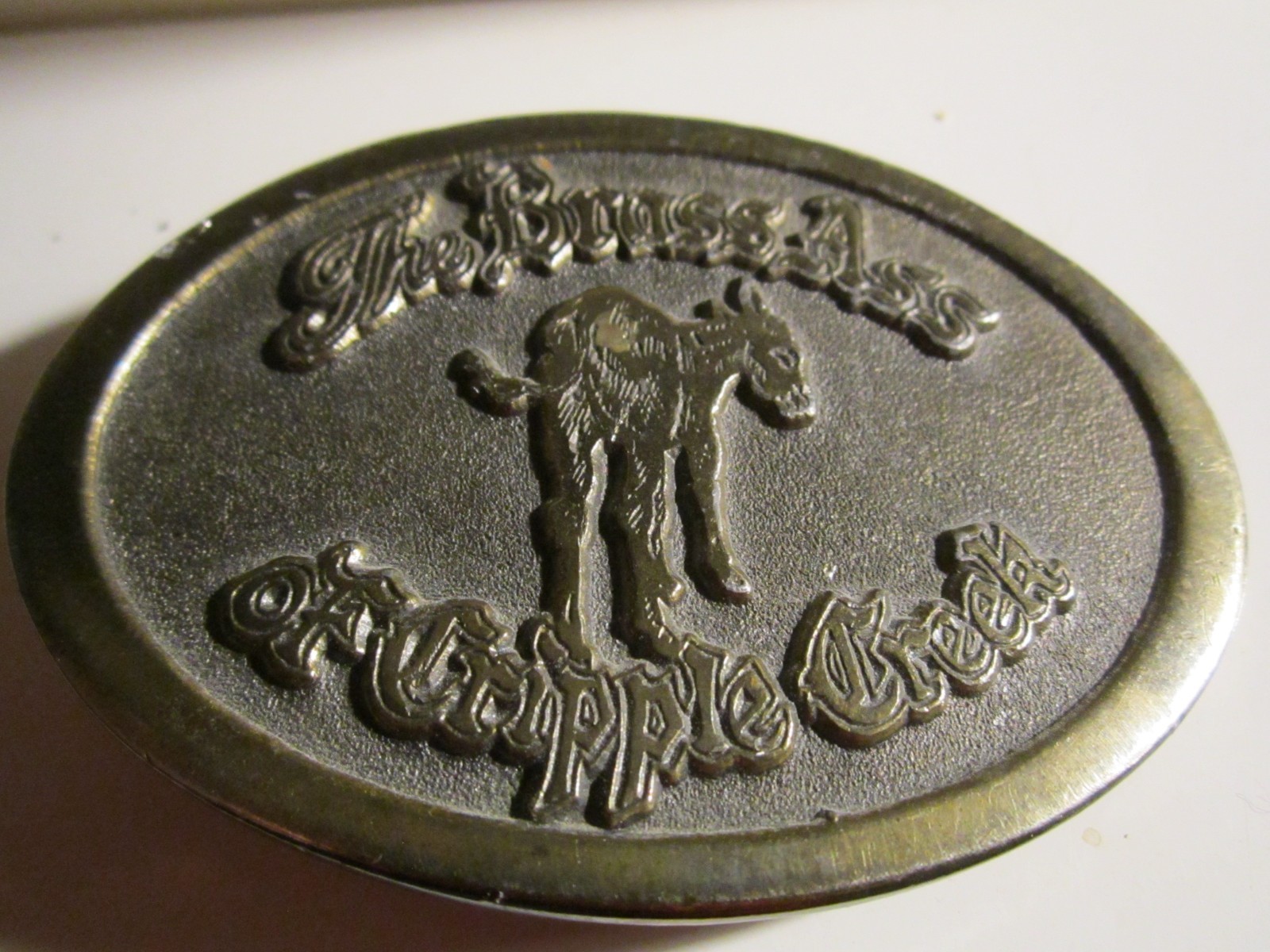 VINTAGE « THE BRASS ASS OF CRIPPLE CREEK » BELT BUCKLE HEAVY – GW-26