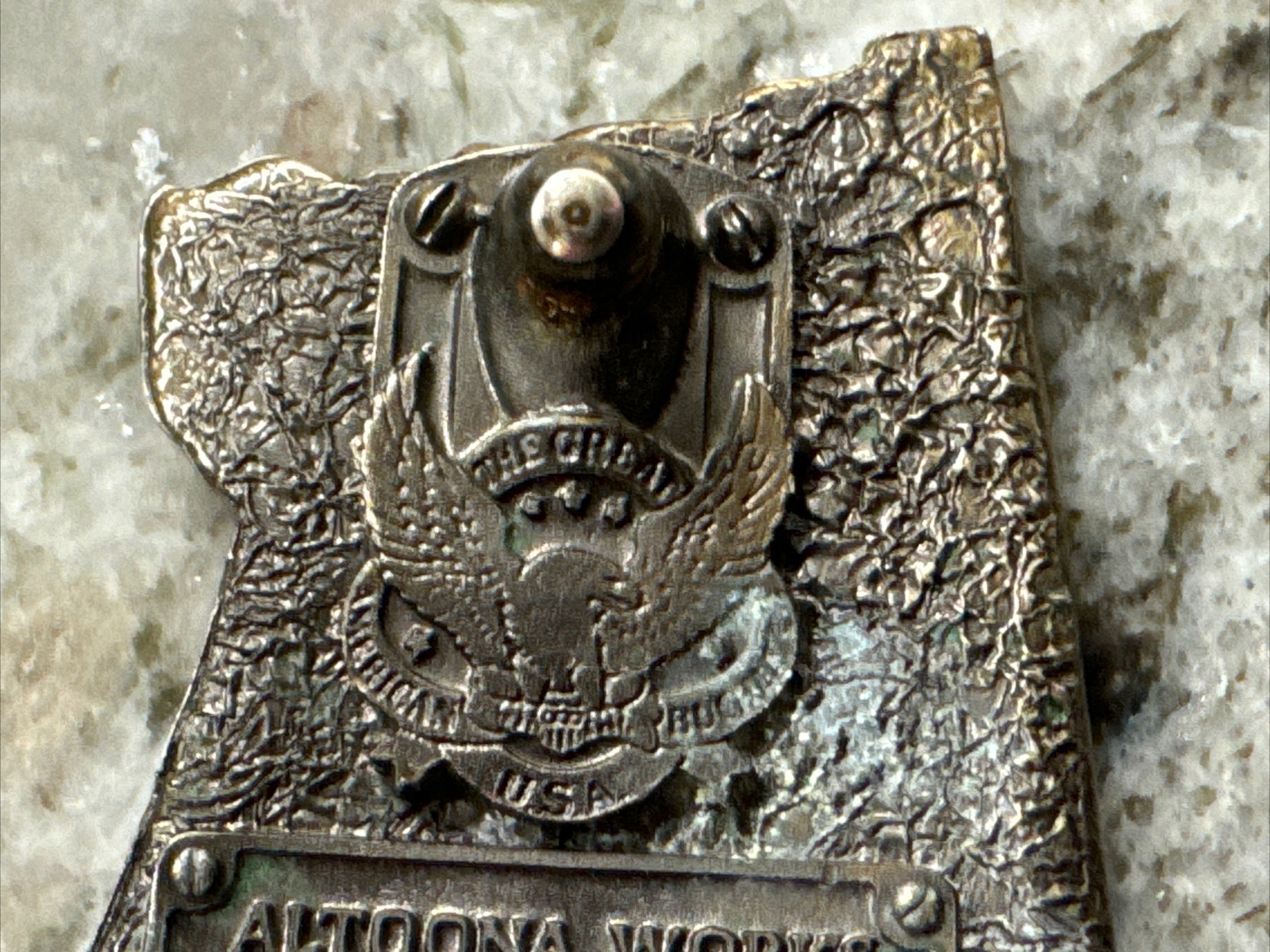 VTG 1983 GREAT AMERICAN BUCKLE ALTOONA WORKS RPR TRAIN BUCKLE W/ LEATHER BELT
