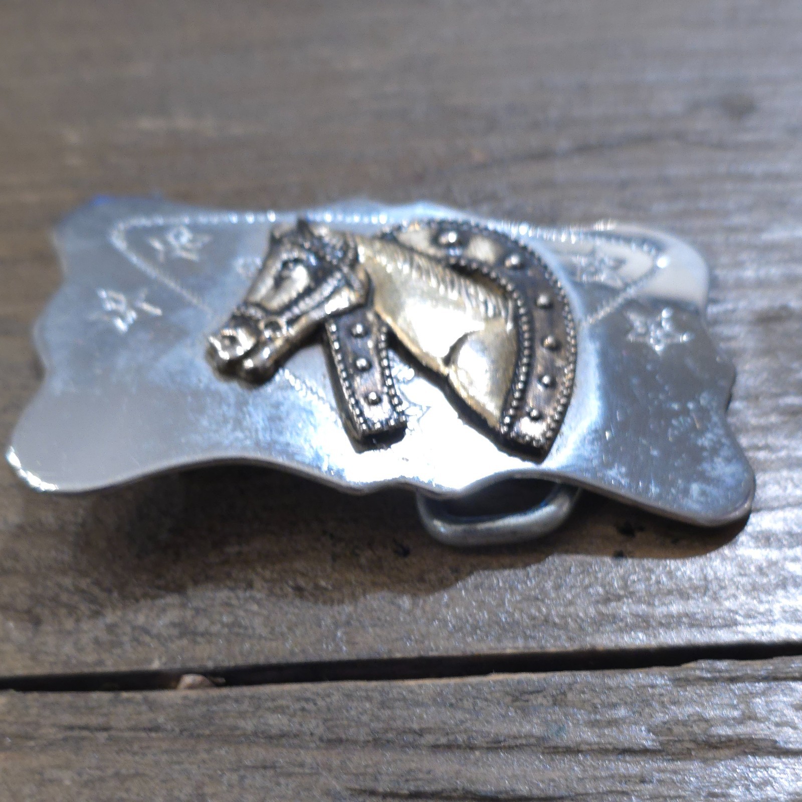 VINTAGE HORSE WITH HORSE SHOE THEME BELT BUCKLE
