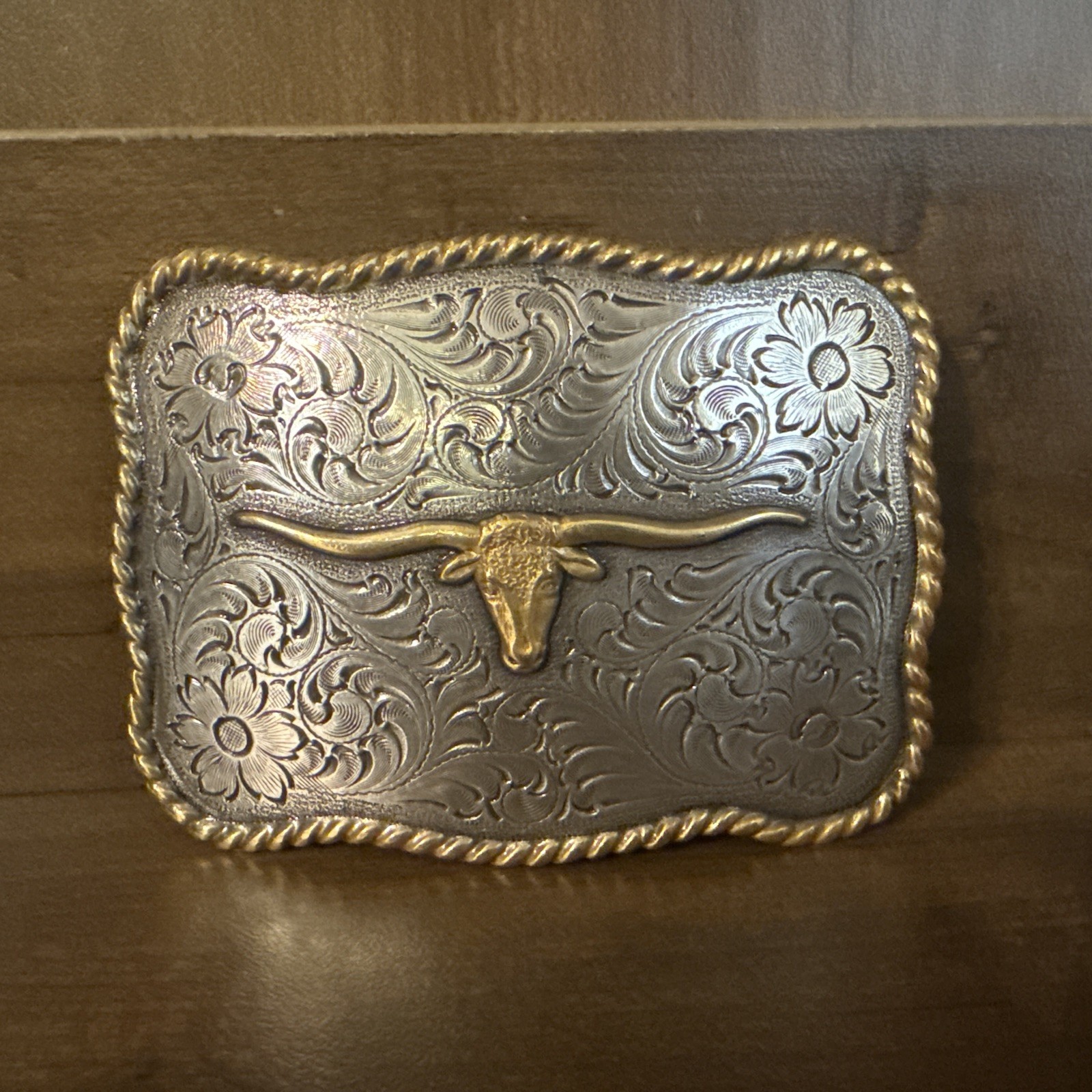 WESTERN STYLE BELT BUCKLE WITH LONGHORN IN THE CENTER