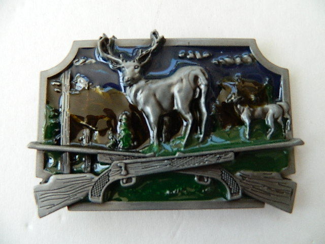 BIG BUCK DEER & RIFLES BELT BUCKLE, HAND PAINTED, ZINC ALLOY, W/PEWTER FINISH