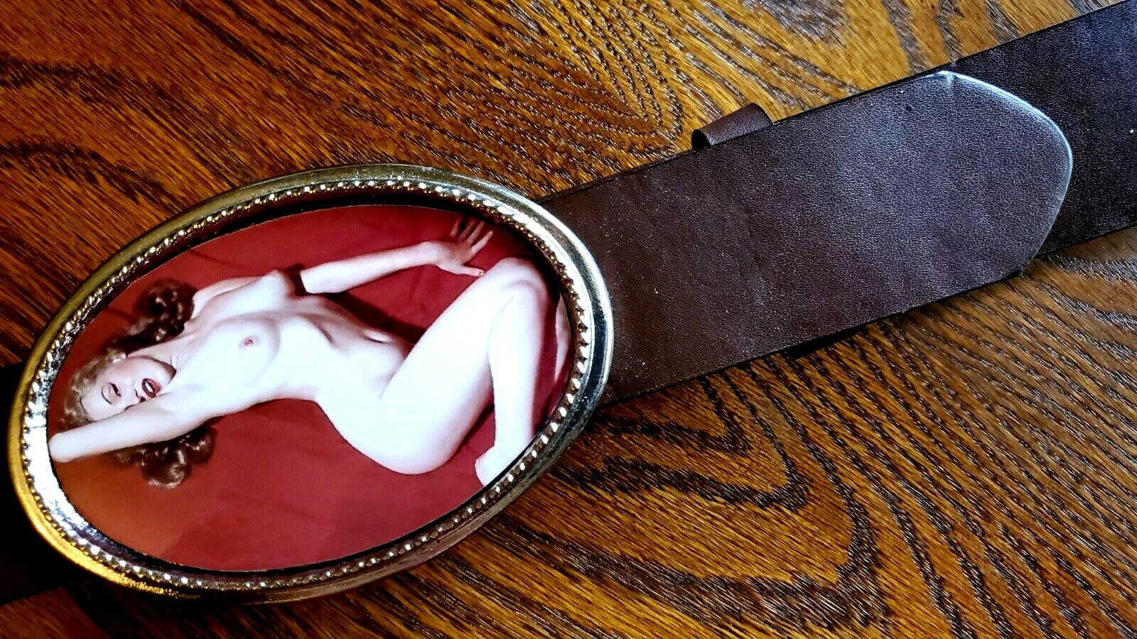 Marilyn Monroe – Famous – Sexy Pose Belt Buckle & Brown Bonded leather Belt