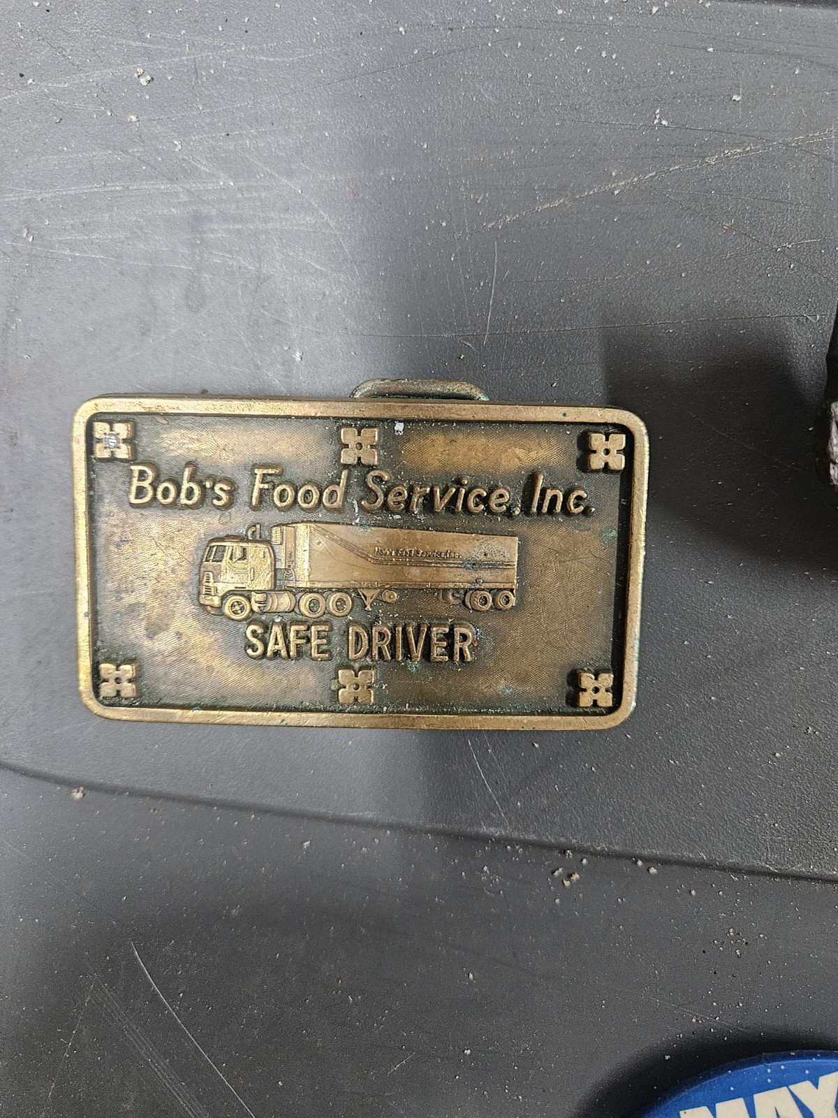 3 Bult Buckle One Button Pin