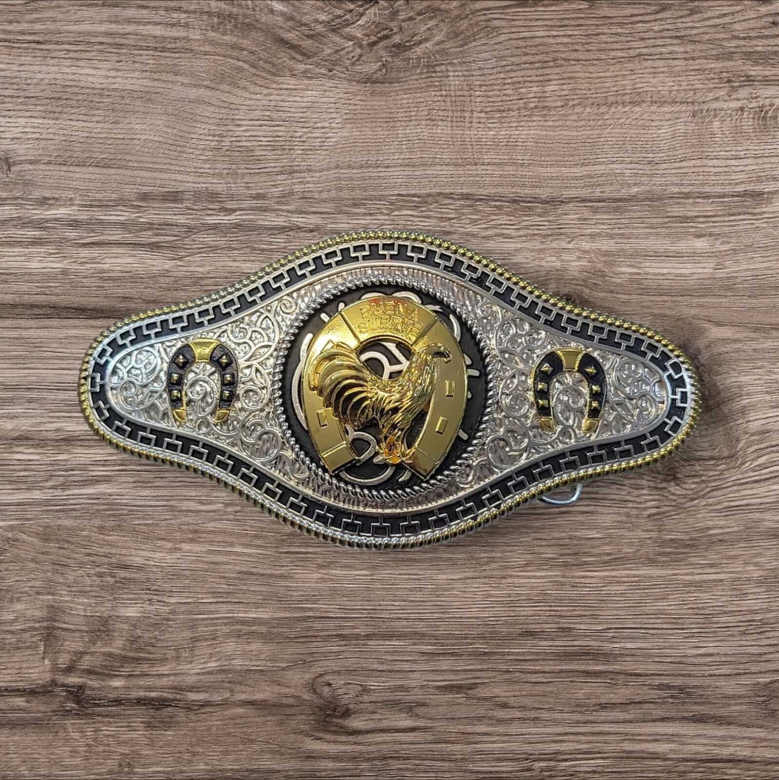 Cowboy/Charro Belt Buckle – Rooster/Horse Shoe 6.5&Prime;x3.25&Prime; Silver Tone/Black/Gold
